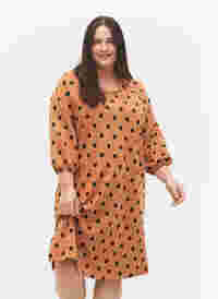 Kleid mit Punktmustern und 3/4 Ärmeln, Almond Black Dot, Model