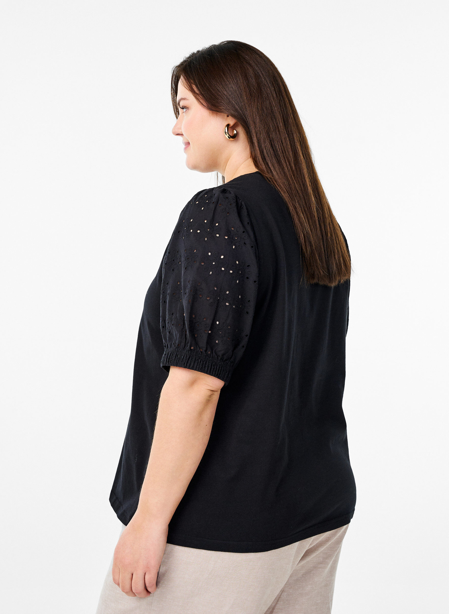 Zizzi T-Shirt mit &Auml;rmeln in Broderie Anglaise, Schwarz, Model image number 2