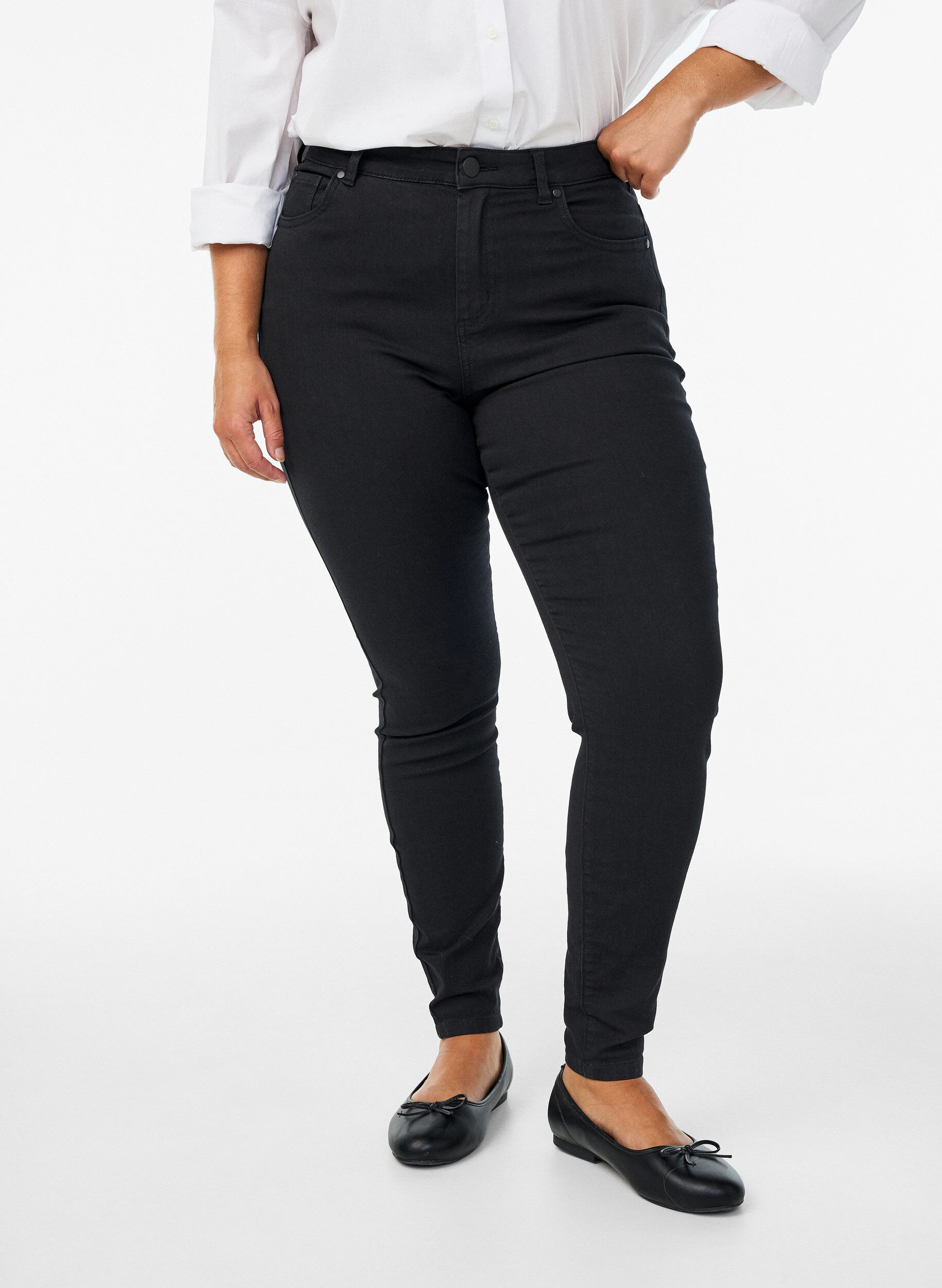 Zizzi Amy Super Slim Fit Jeans mit hoher Taille, Schwarz, Model image number 2