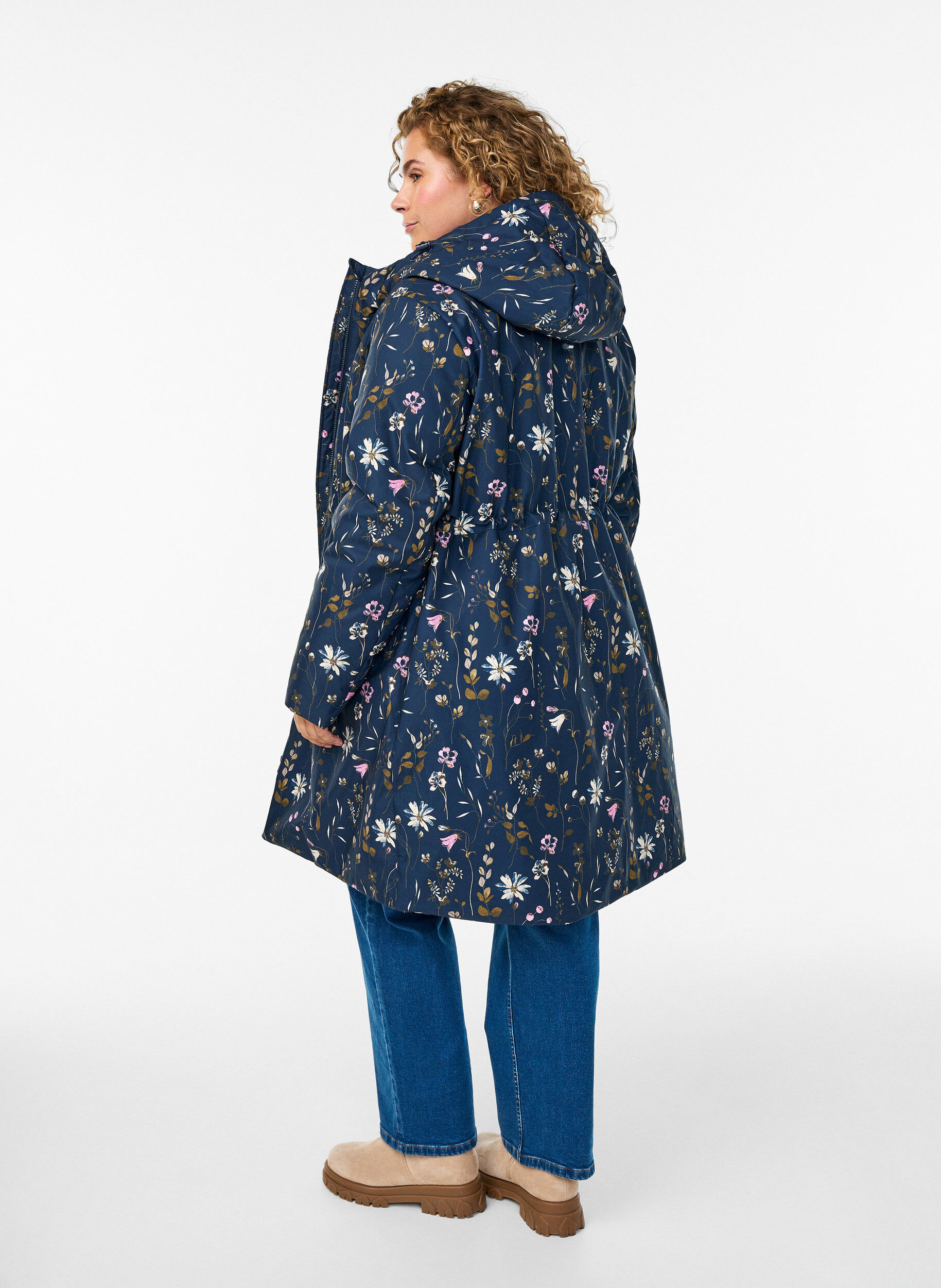 Zizzi Gepolsterte Winterjacke mit Blumenprint, Blau, Model image number 2