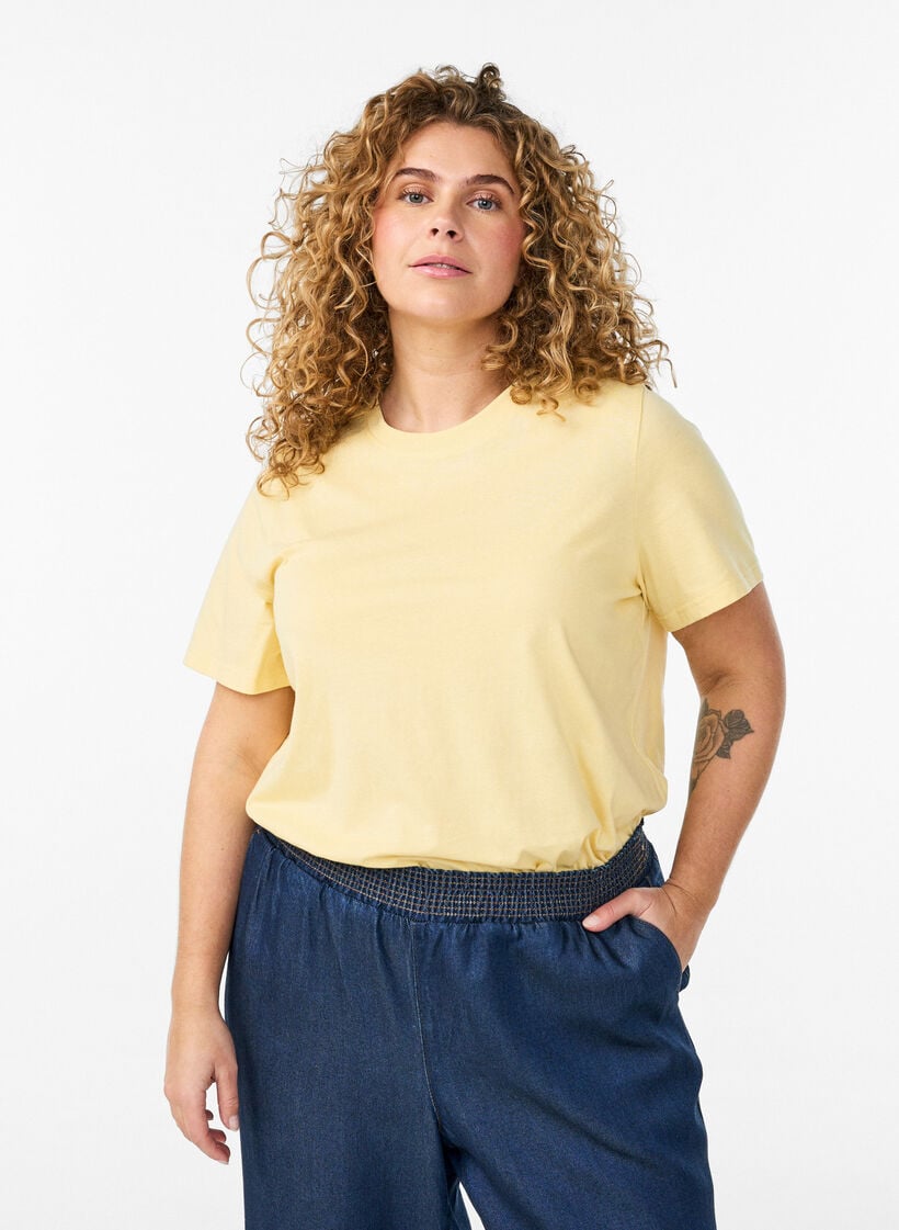 Basic-T-Shirt aus Baumwolle mit Rundhalsausschnitt, Gelb, Model image number 0