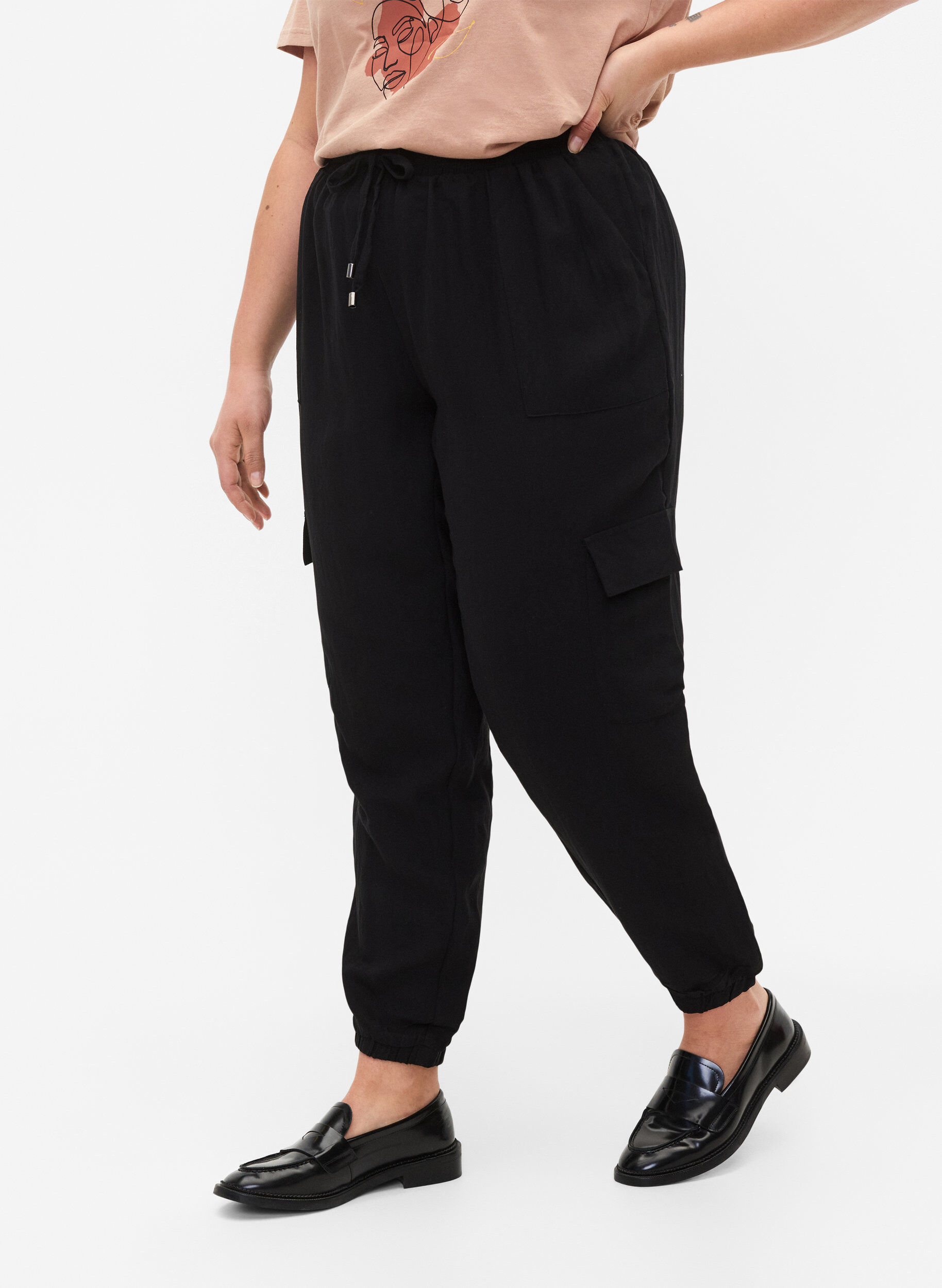 Zizzi Lockere Cargohose aus Viskose, Black, Model image number 2