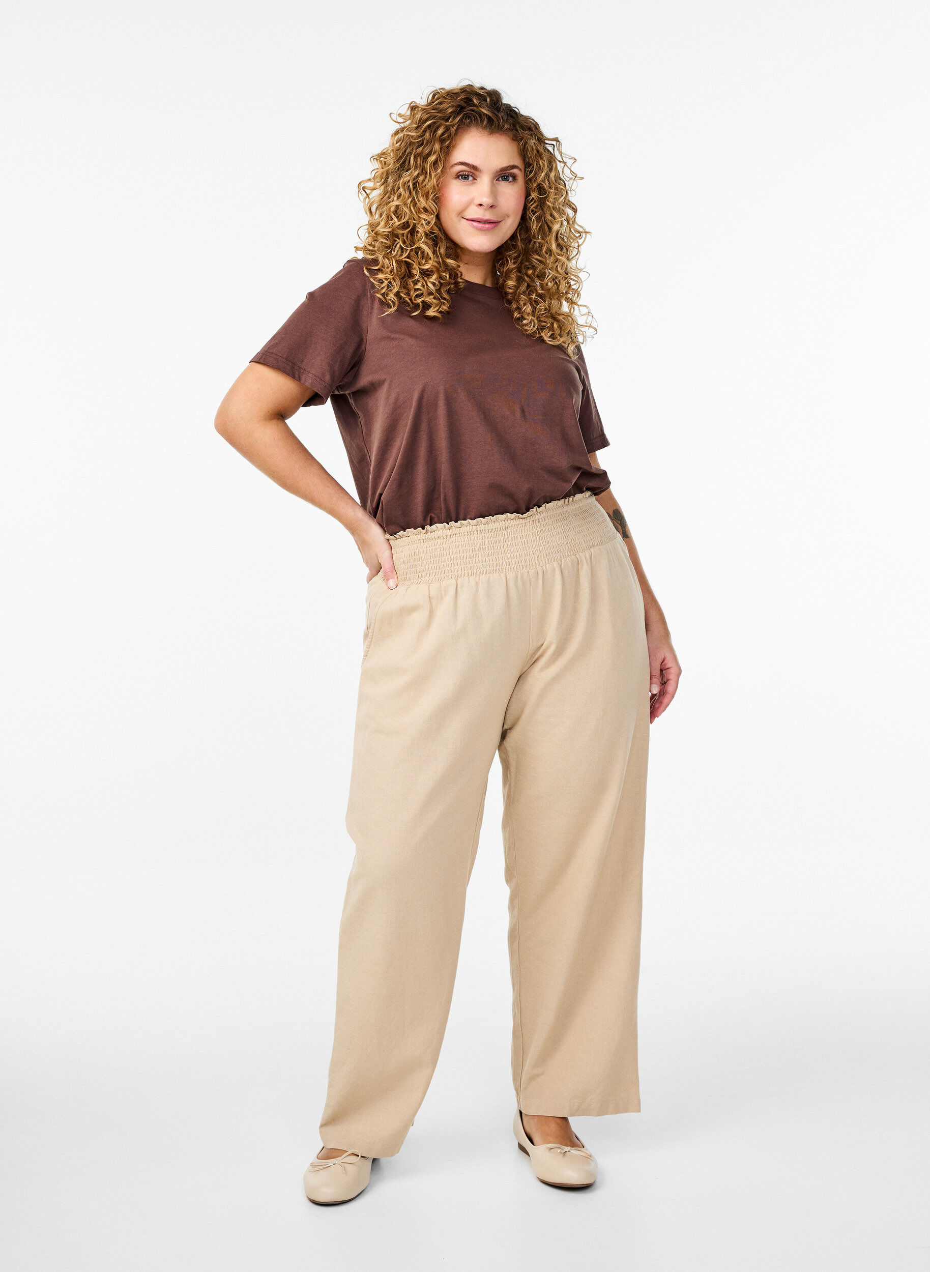 Zizzi Smockhose mit Leinen, Beige, Model image number 0