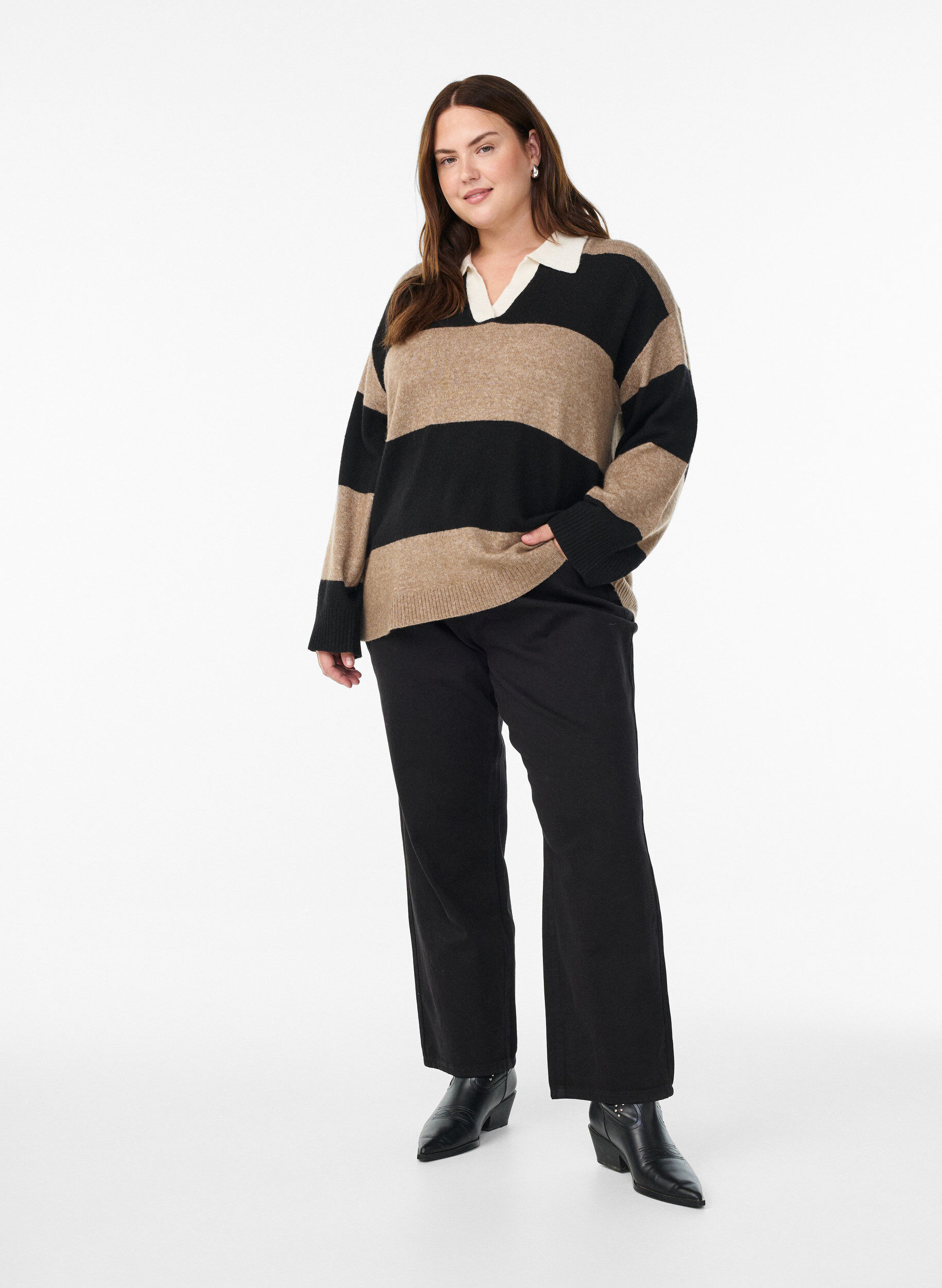 Zizzi Strickbluse mit Kragen und V-Ausschnitt, Schwarz, Model image number 1