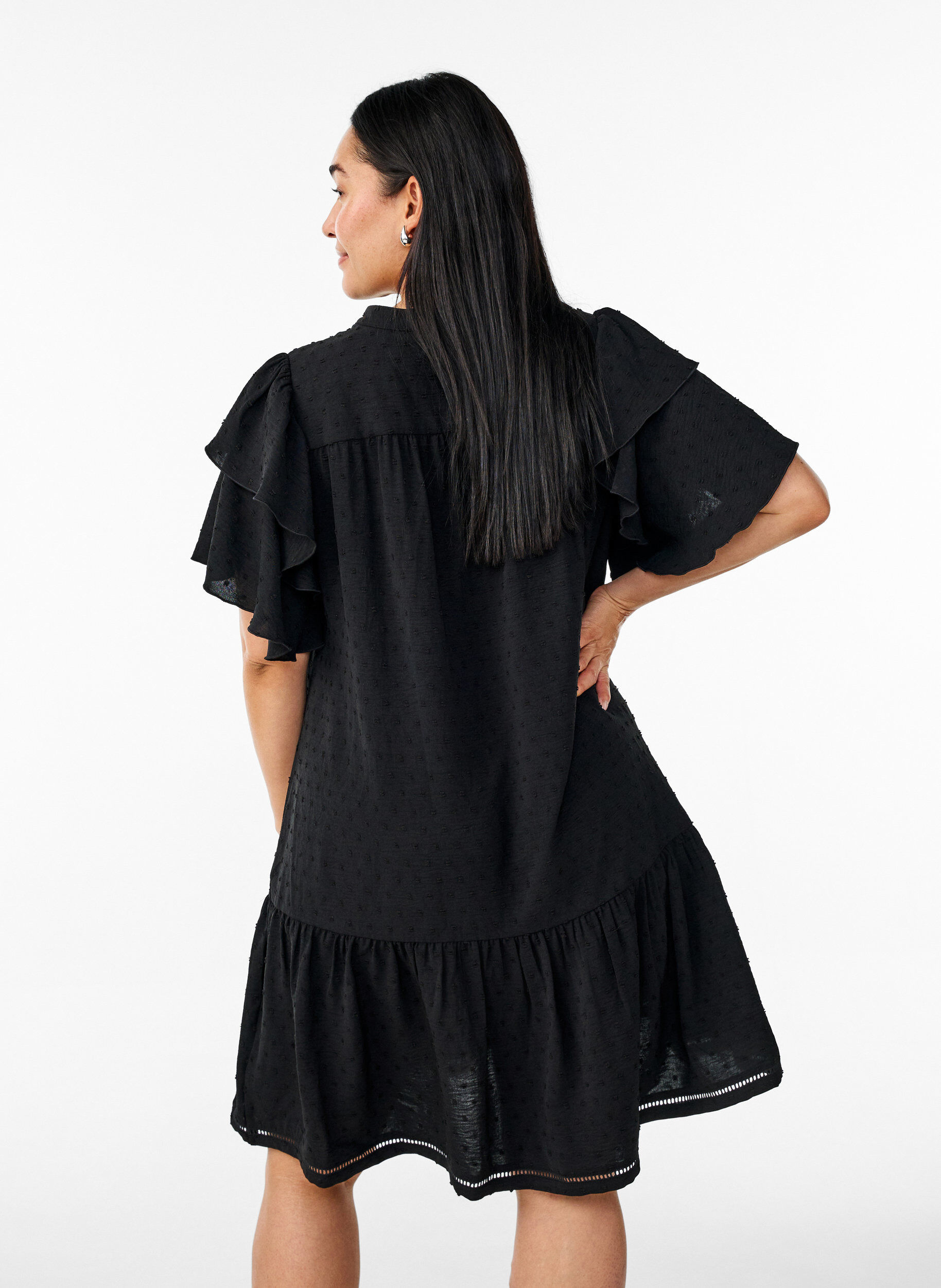 Zizzi Kleid mit R&uuml;schen&auml;rmeln und gepunkteter Textur, Black, Model image number 1