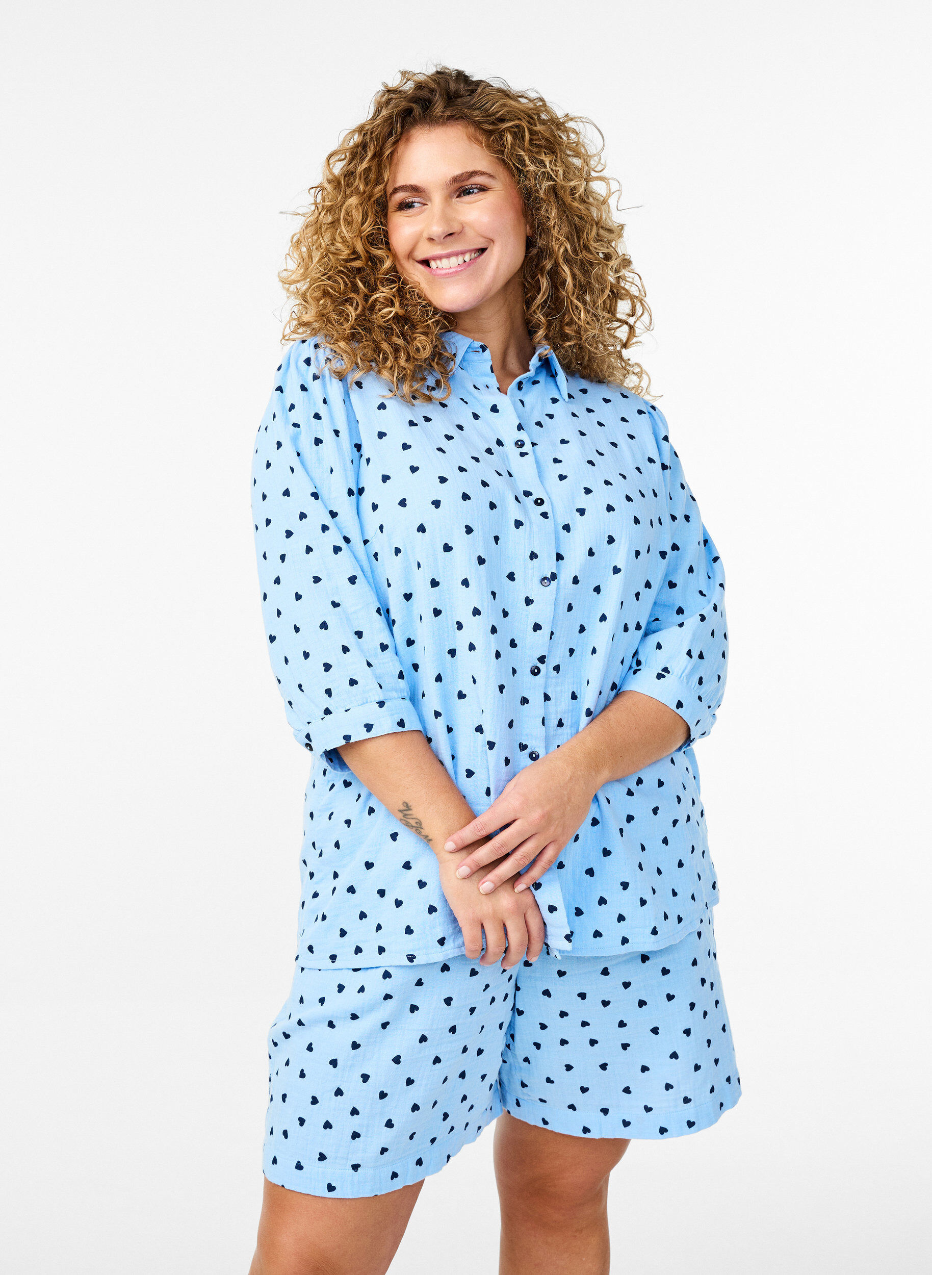 Shorts aus Baumwoll-Musselin mit Herzen, Blau, Model