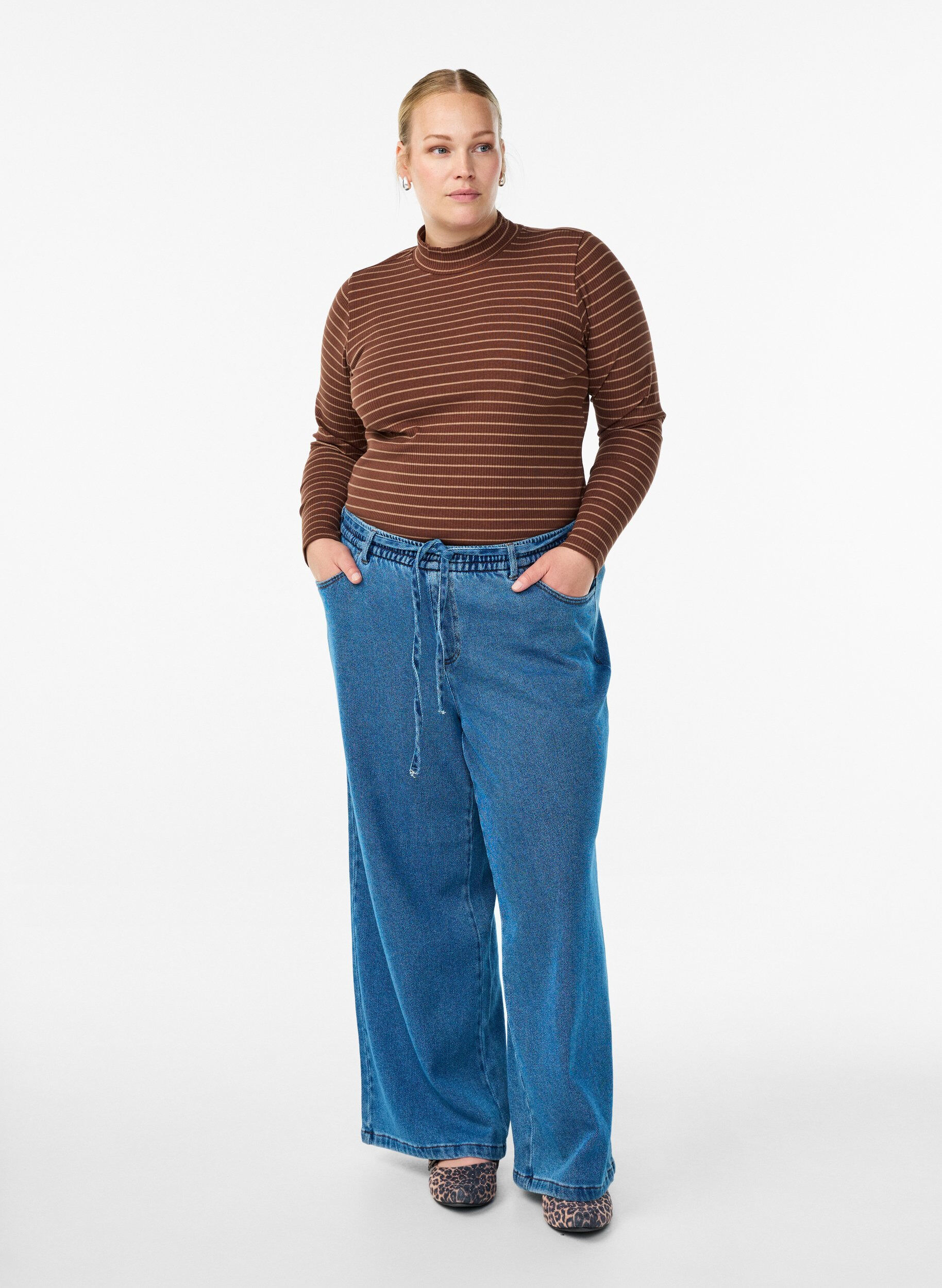 Zizzi Gestreifte Rippstrickbluse mit Stehkragen, Braun, Model image number 1