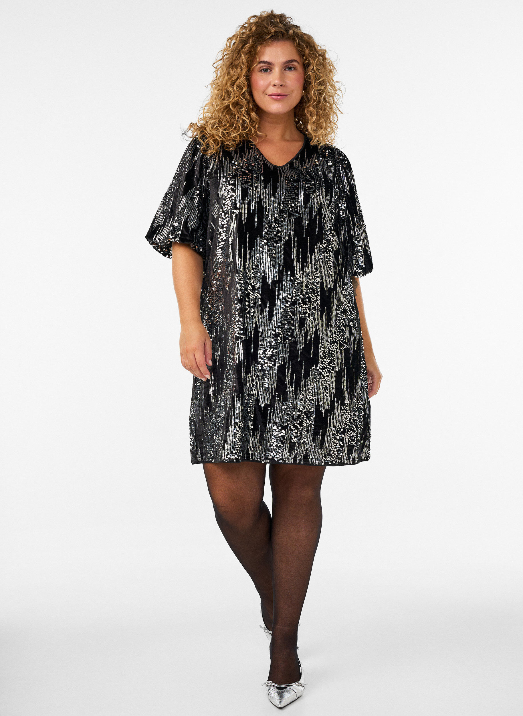 Kurzes Kleid mit Pailletten und Ballon&auml;rmeln, Schwarz, Model
