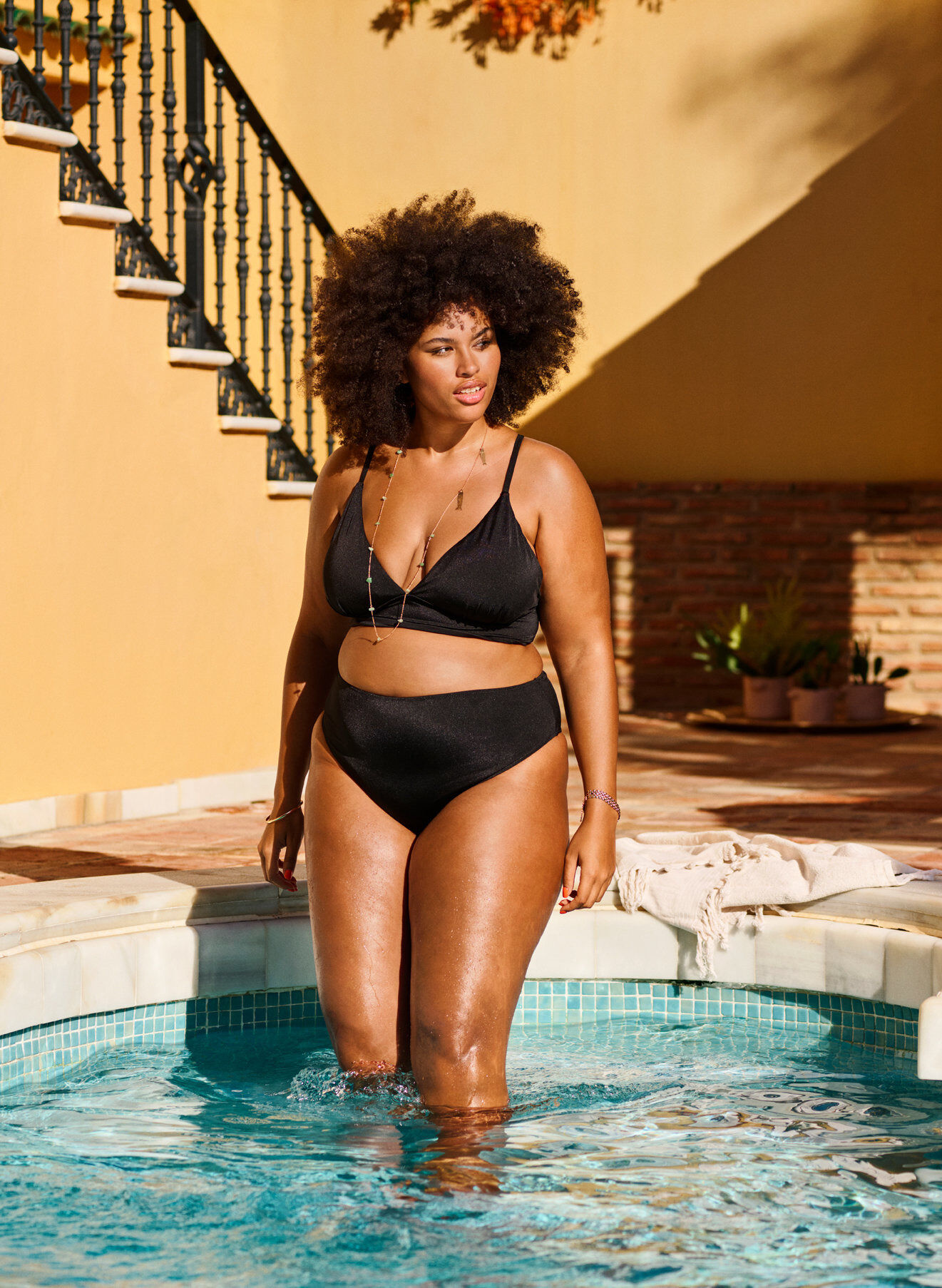 Zizzi Bikinioberteil mit herausnehmbaren Polstern und Bindeband am R&uuml;cken, Schwarz, Image image number 0