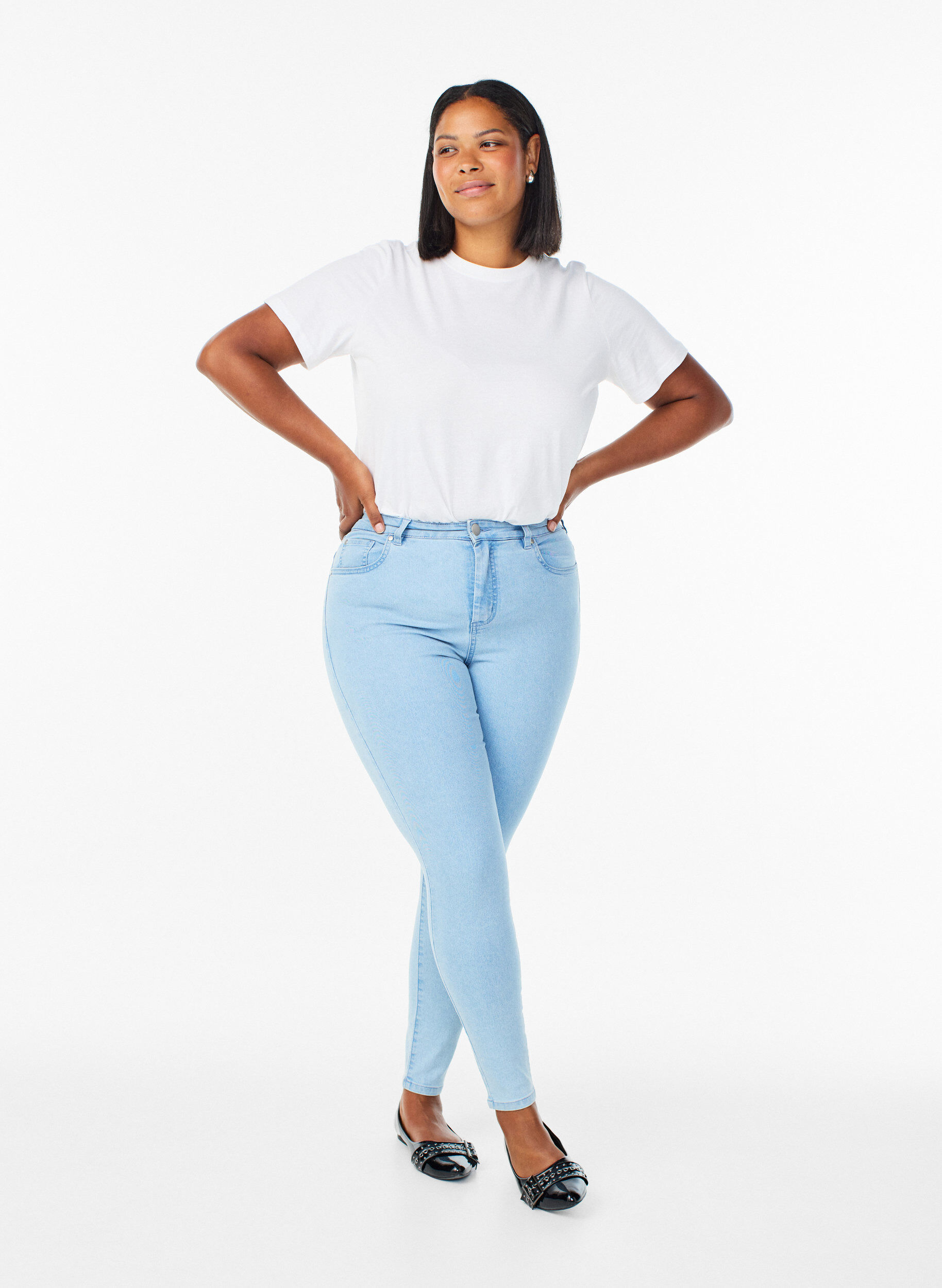 Amy Super Slim Fit Jeans mit hoher Taille, Blau, Model