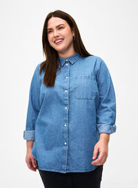 Langärmeliges Jeanshemd mit Brusttasche, Light Blue Denim, Model