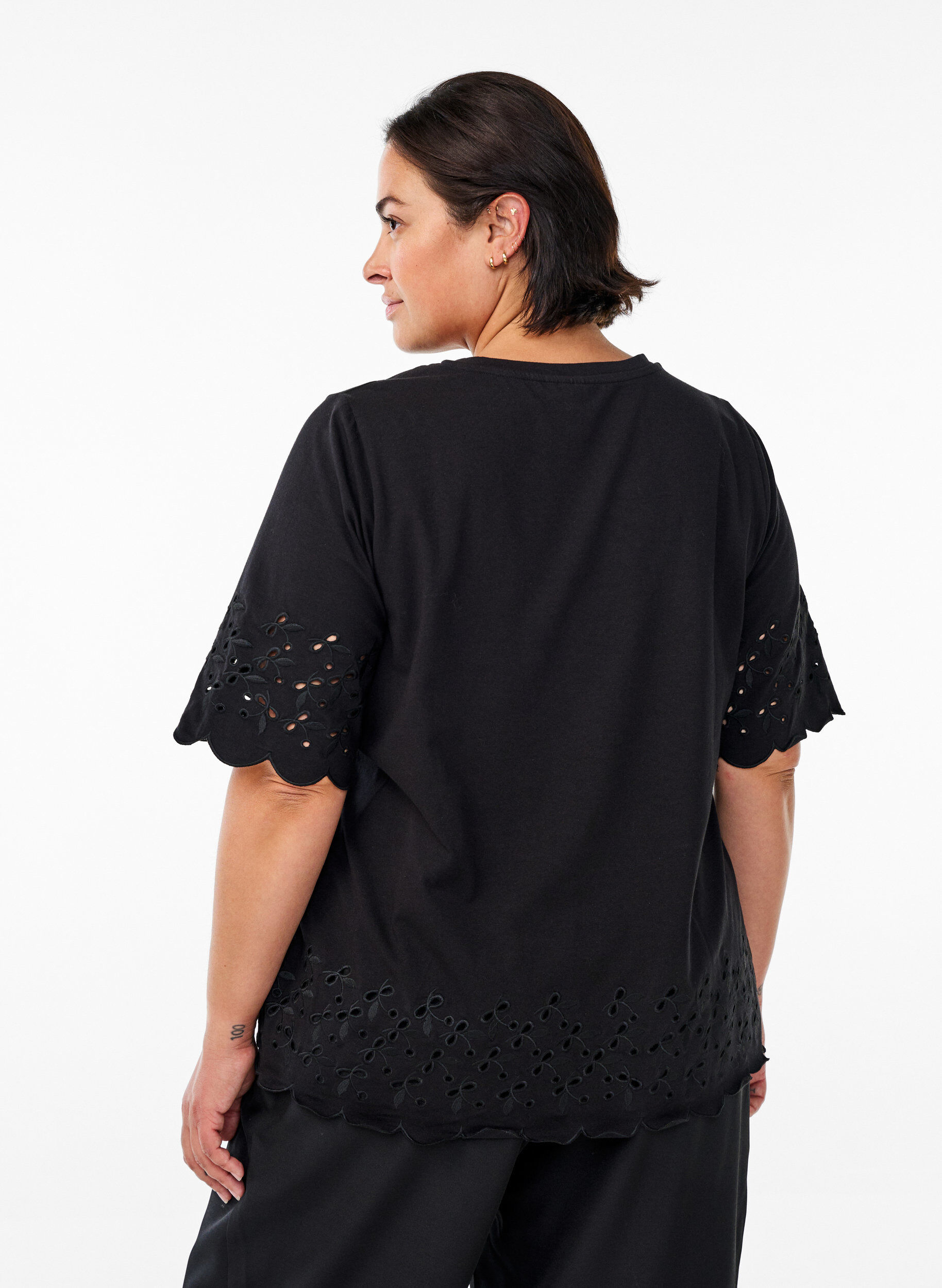 Zizzi T-Shirt Mit Broderie Anglaise Und Gewellten Kanten, Schwarz, Model image number 2