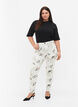 Hochtaillierte Amy Jeans mit Blumenprint, White Flower AOP L78, Model image number 0