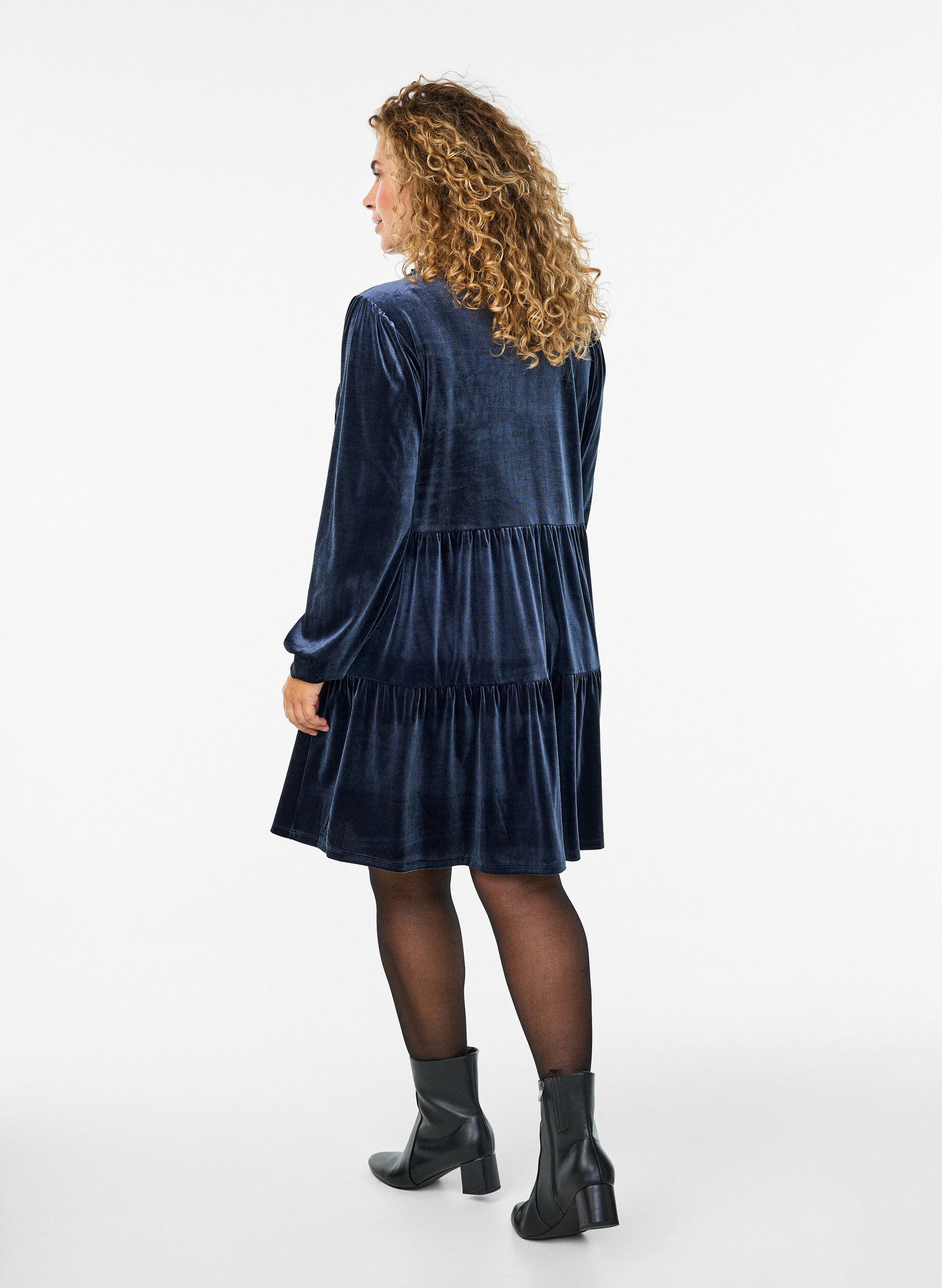 Zizzi Kurzes Kleid aus Velours mit R&uuml;schenkragen und langen &Auml;rmeln, Blau, Model image number 2