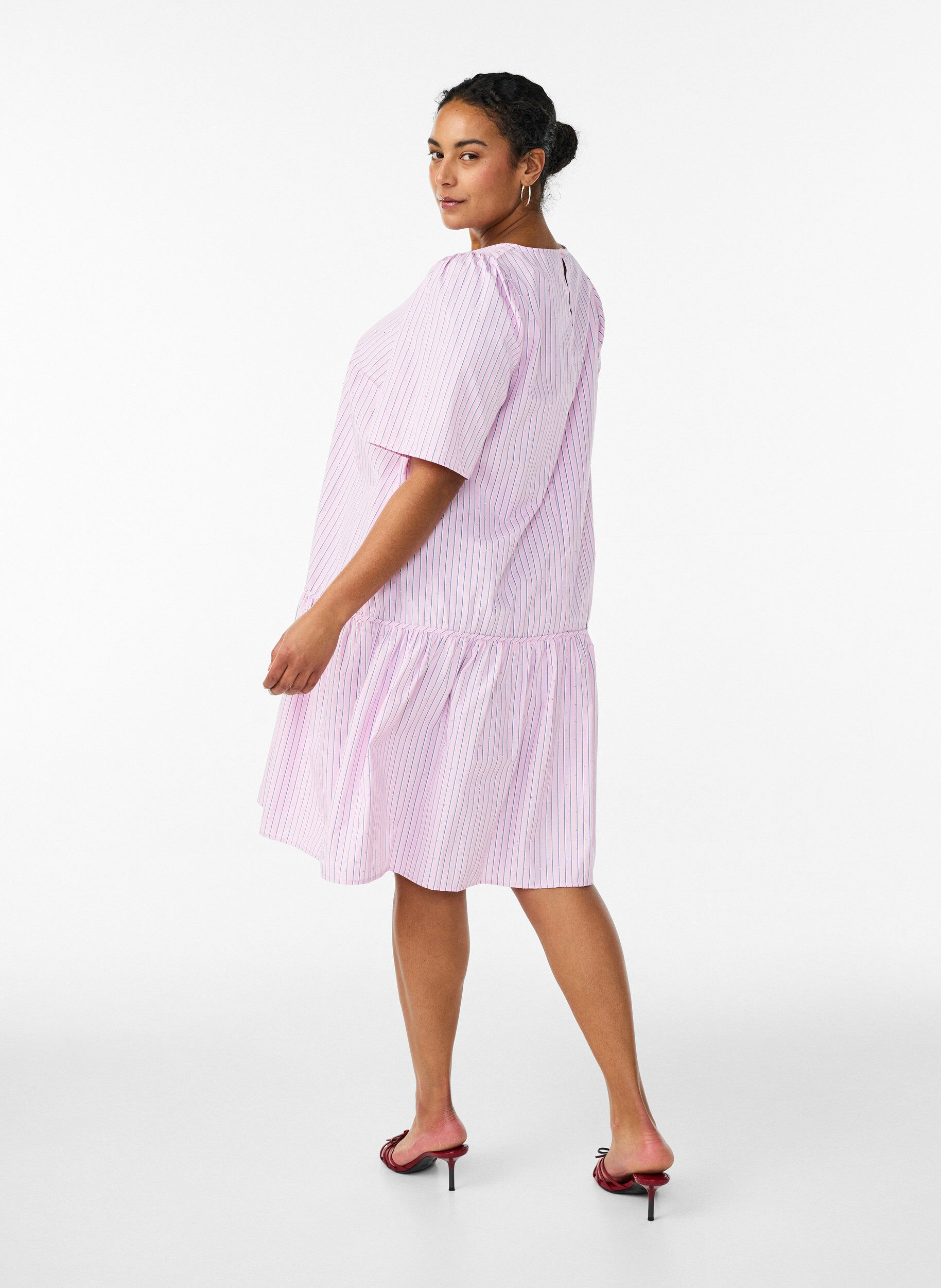 Zizzi Knielanges gestreiftes Kleid mit Steinen und Puff&auml;rmeln, Pink, Model image number 2