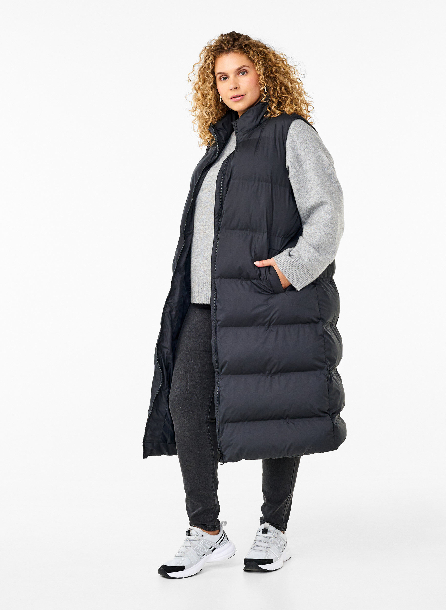 Lange Weste mit Taschen und Zwei-Wege-Rei&szlig;verschluss, Schwarz, Model