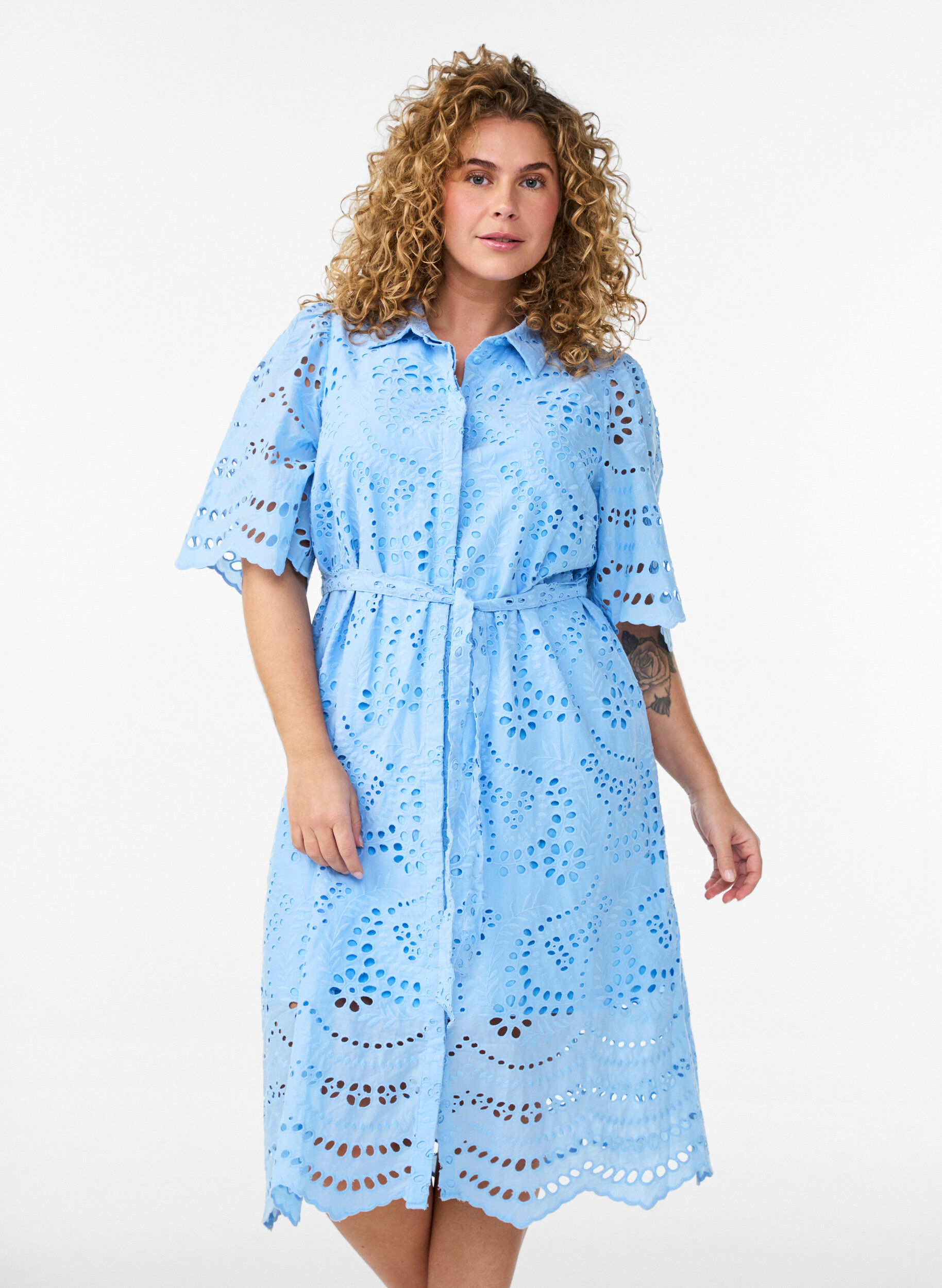 Hemdblusenkleid aus Broderie Anglaise mit Bindeg&uuml;rtel, Blau, Model