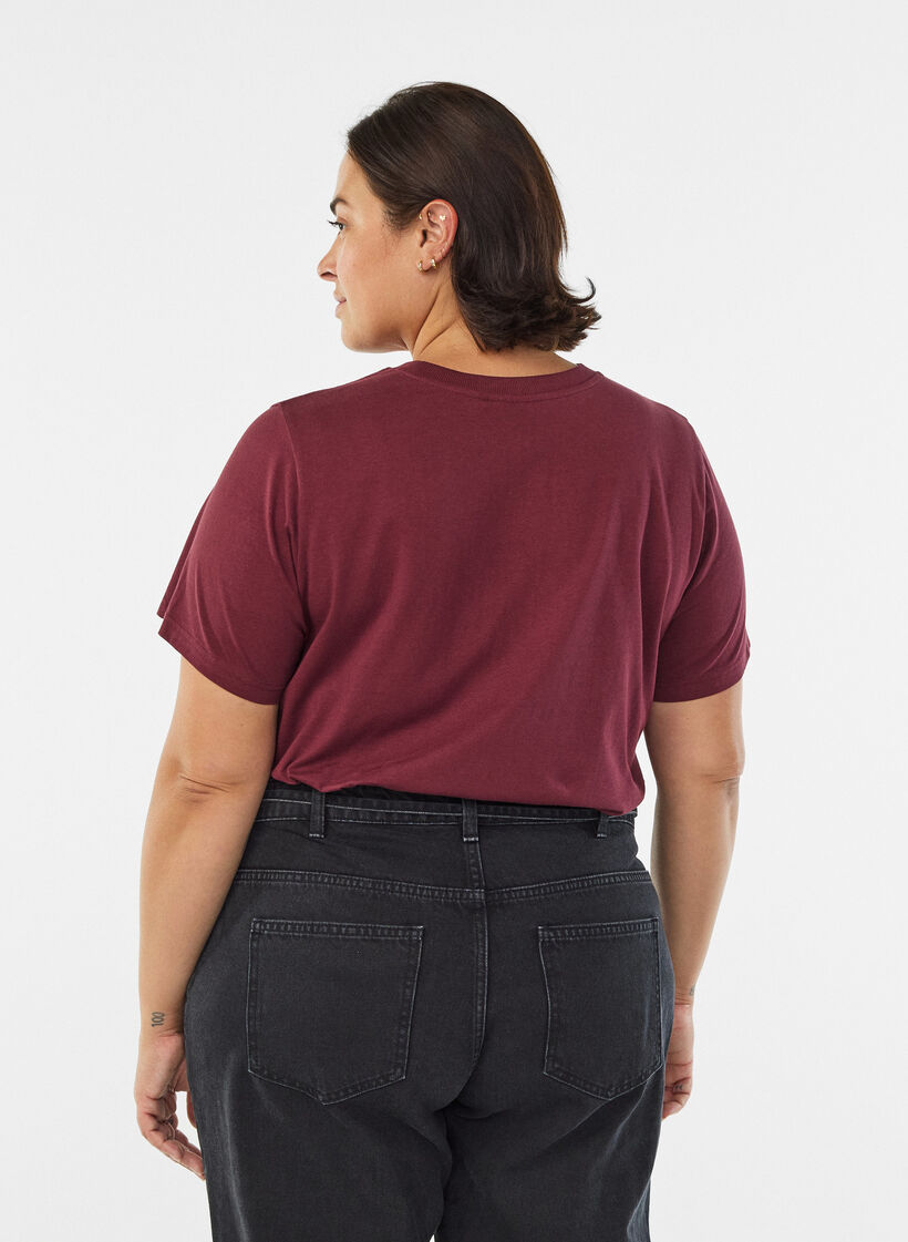 Basic-T-Shirt aus Baumwolle mit Rundhalsausschnitt., Dunkles Bordeaux, Model image number 2