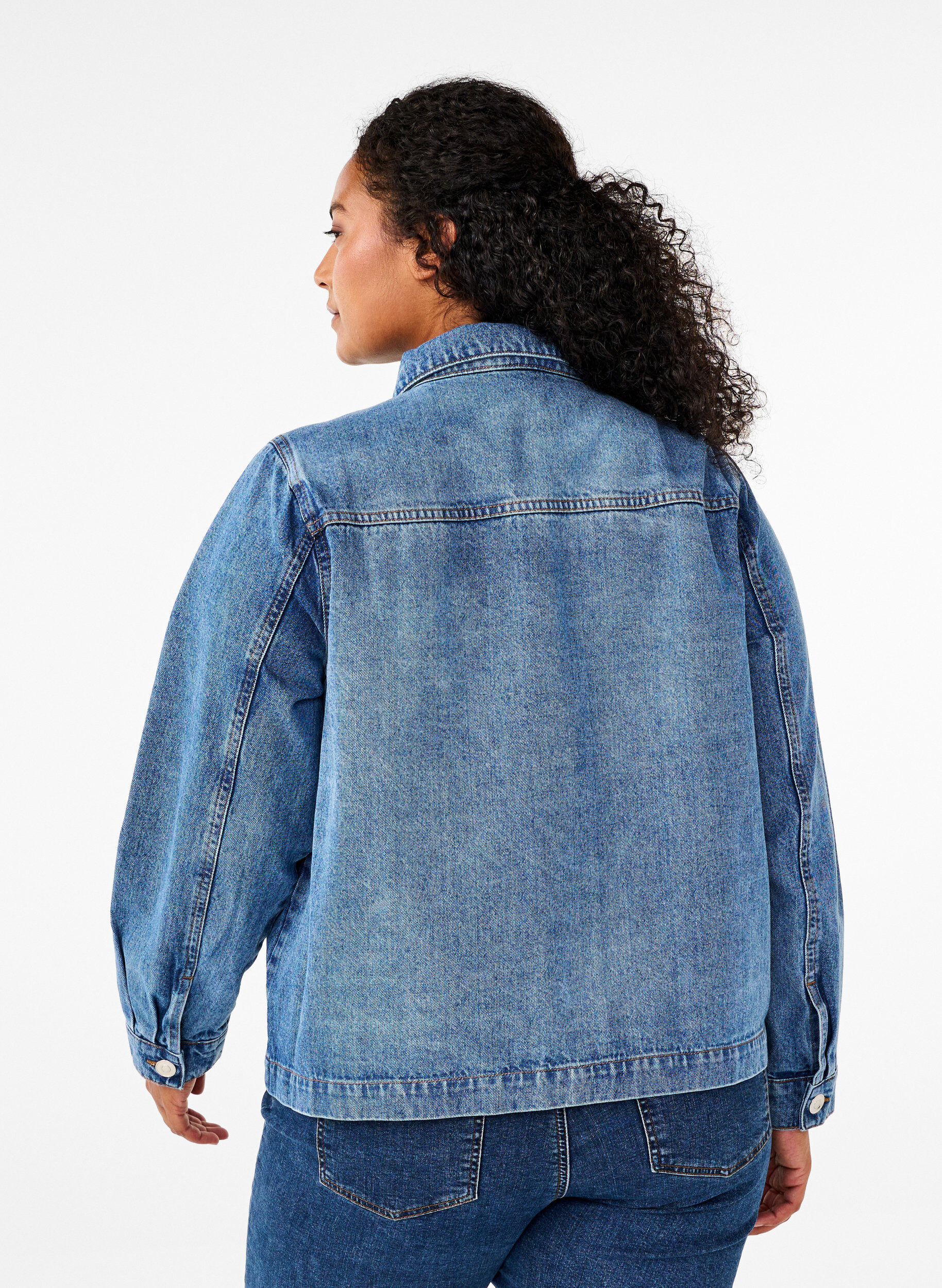 Zizzi Hemdjacke aus Denim mit Taschen, Blue Denim, Model image number 1