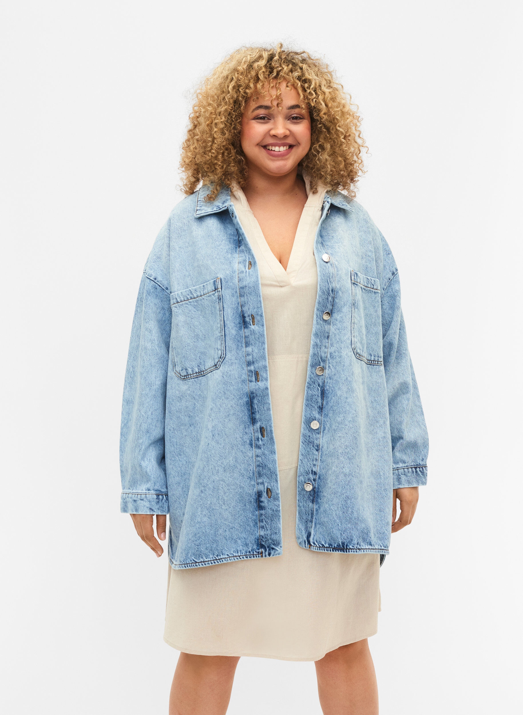 Zizzi Locker sitzende Jeansjacke mit Kn&ouml;pfen, Light blue denim, Model image number 0