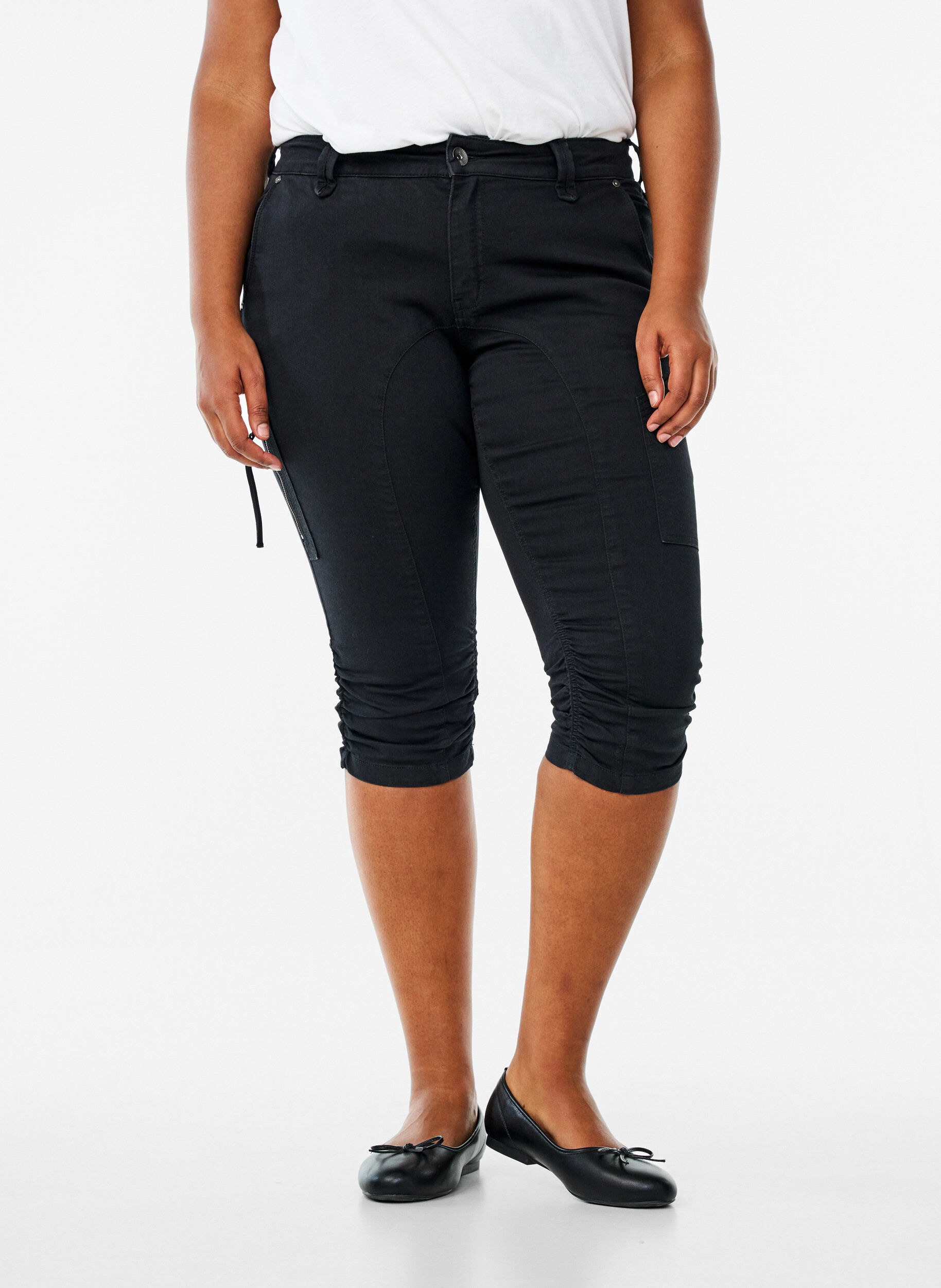Zizzi Slim Fit Capri-Jeans mit Taschen, Schwarz, Model image number 1
