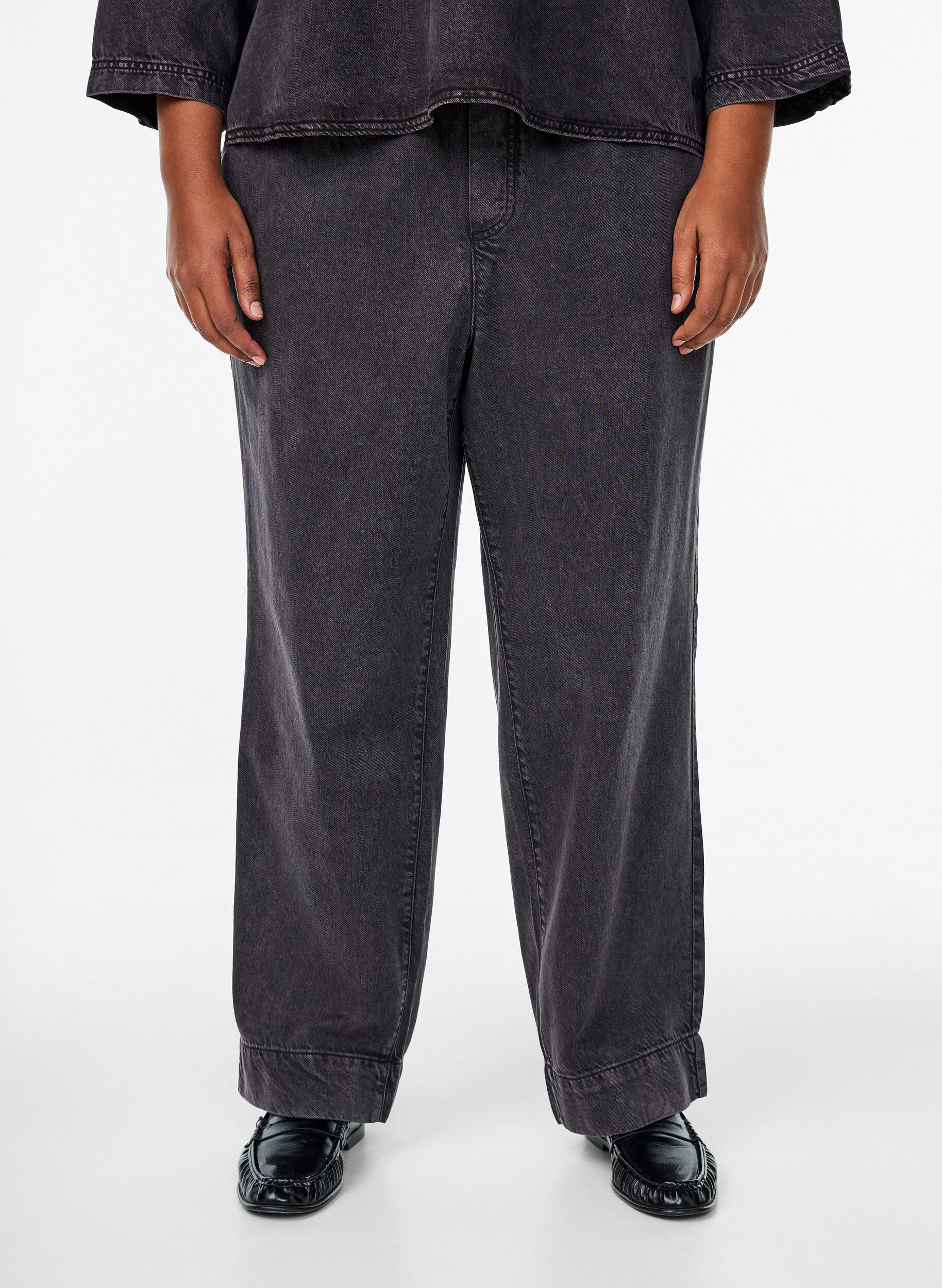 Zizzi Weite Jeans mit elastischem Bund, Grau, Model image number 2