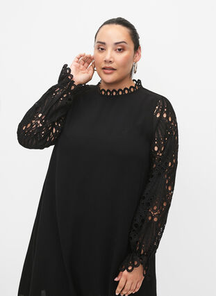 Kleid aus Viskose mit crochet Ärmeln, Black, Model image number 2
