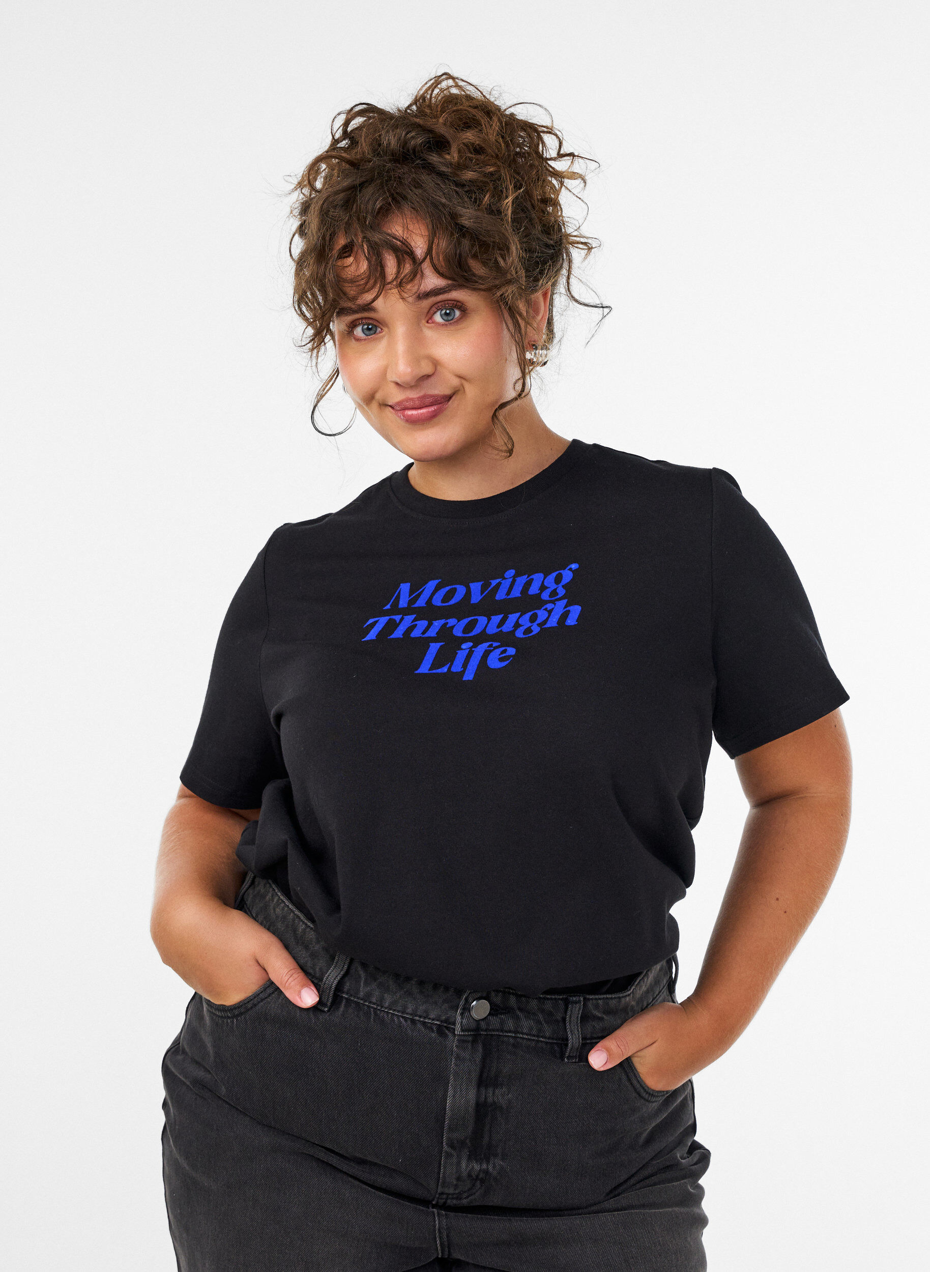 T-Shirt aus Baumwolle mit Textprint, Schwarz, Model