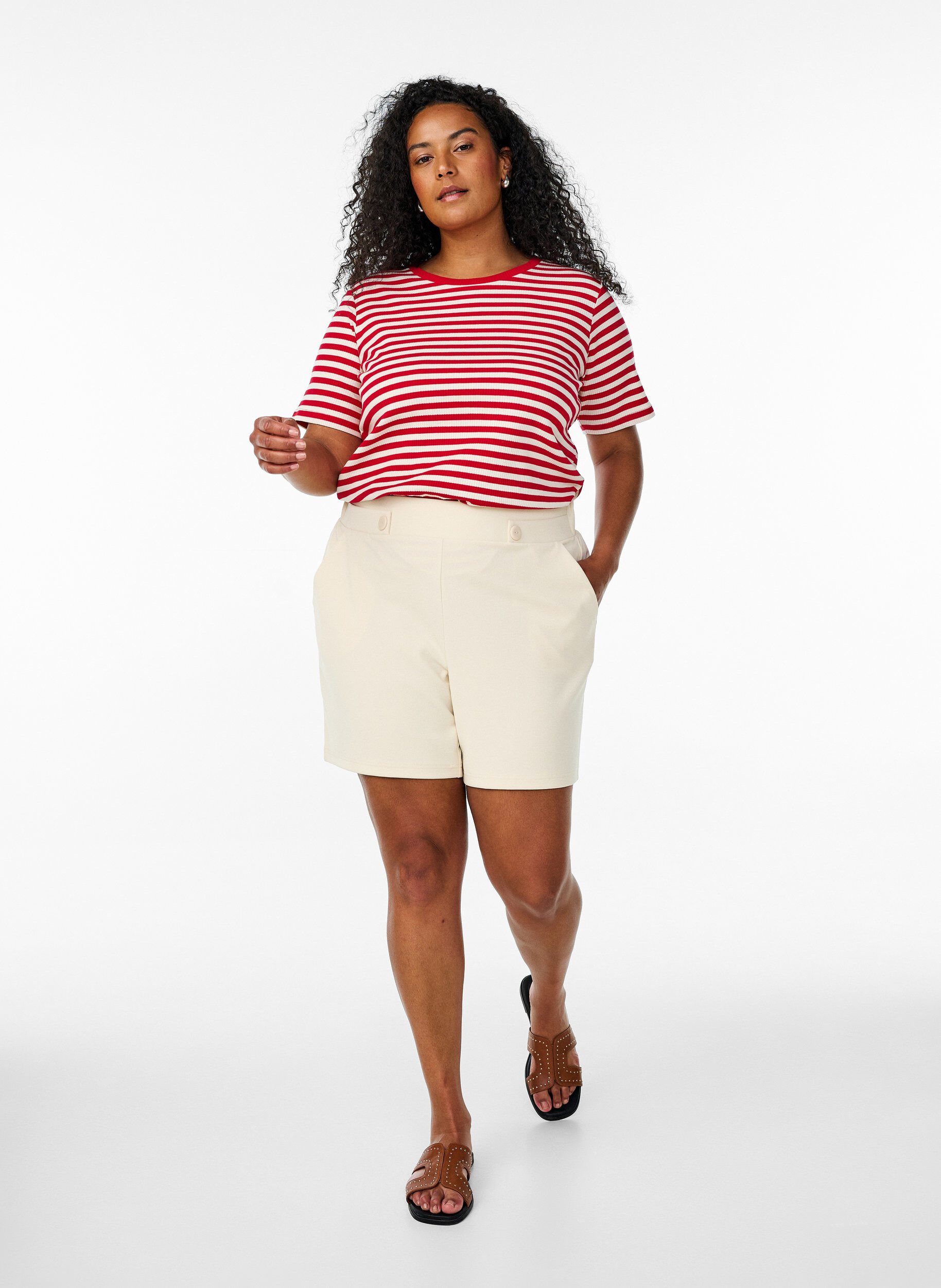 Zizzi Shorts mit Taschen und lockerer Passform, Beige, Model image number 1