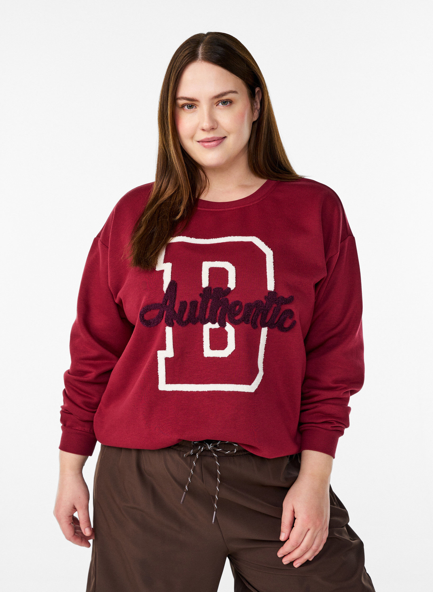 Zizzi Sweatshirt mit Frottee-Schriftzug, Dunkles Bordeaux, Model image number 0
