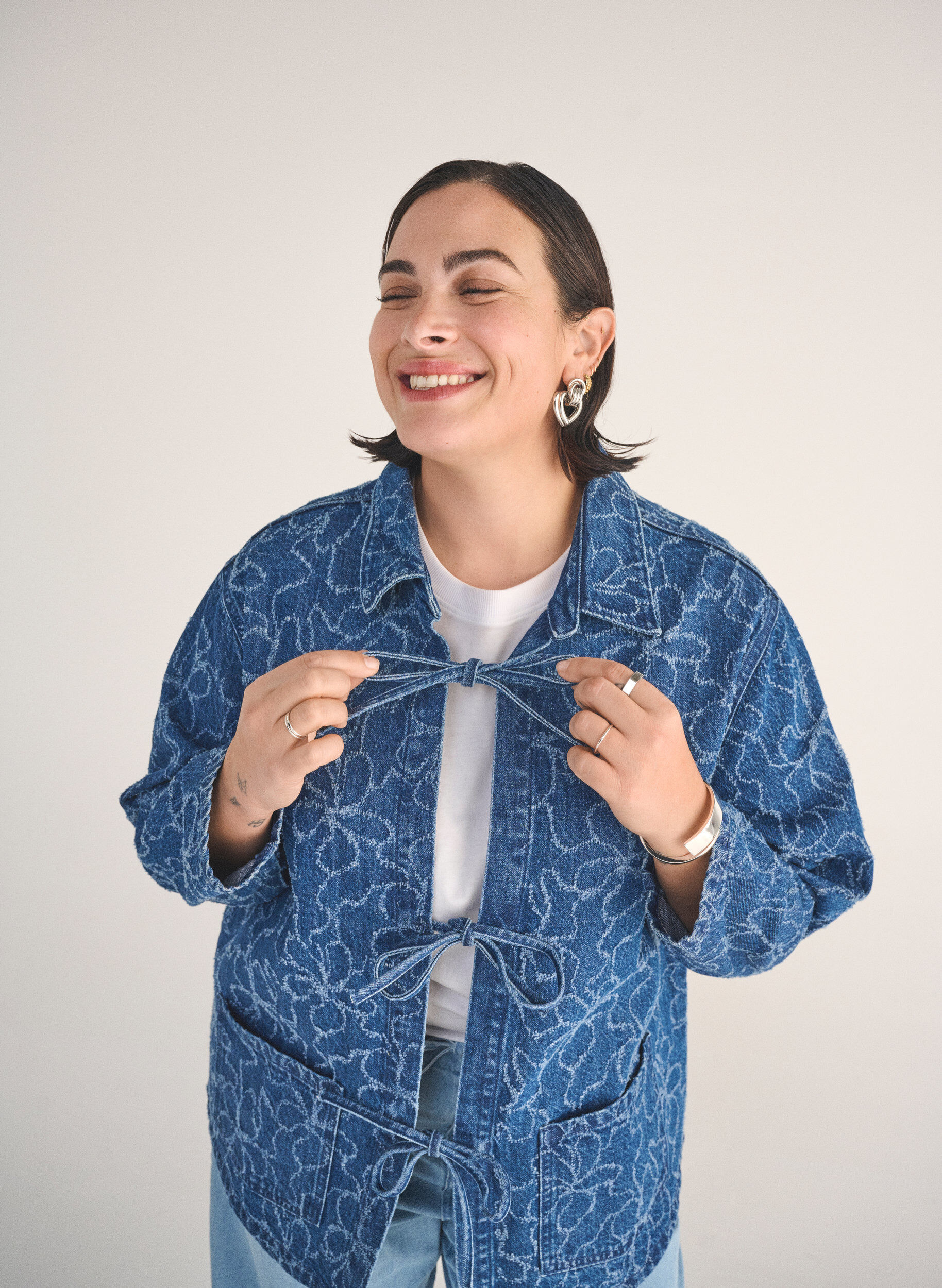 Zizzi Jeansjacke mit Bindeverschluss und Taschen, Blue Denim Destroy, Image image number 0