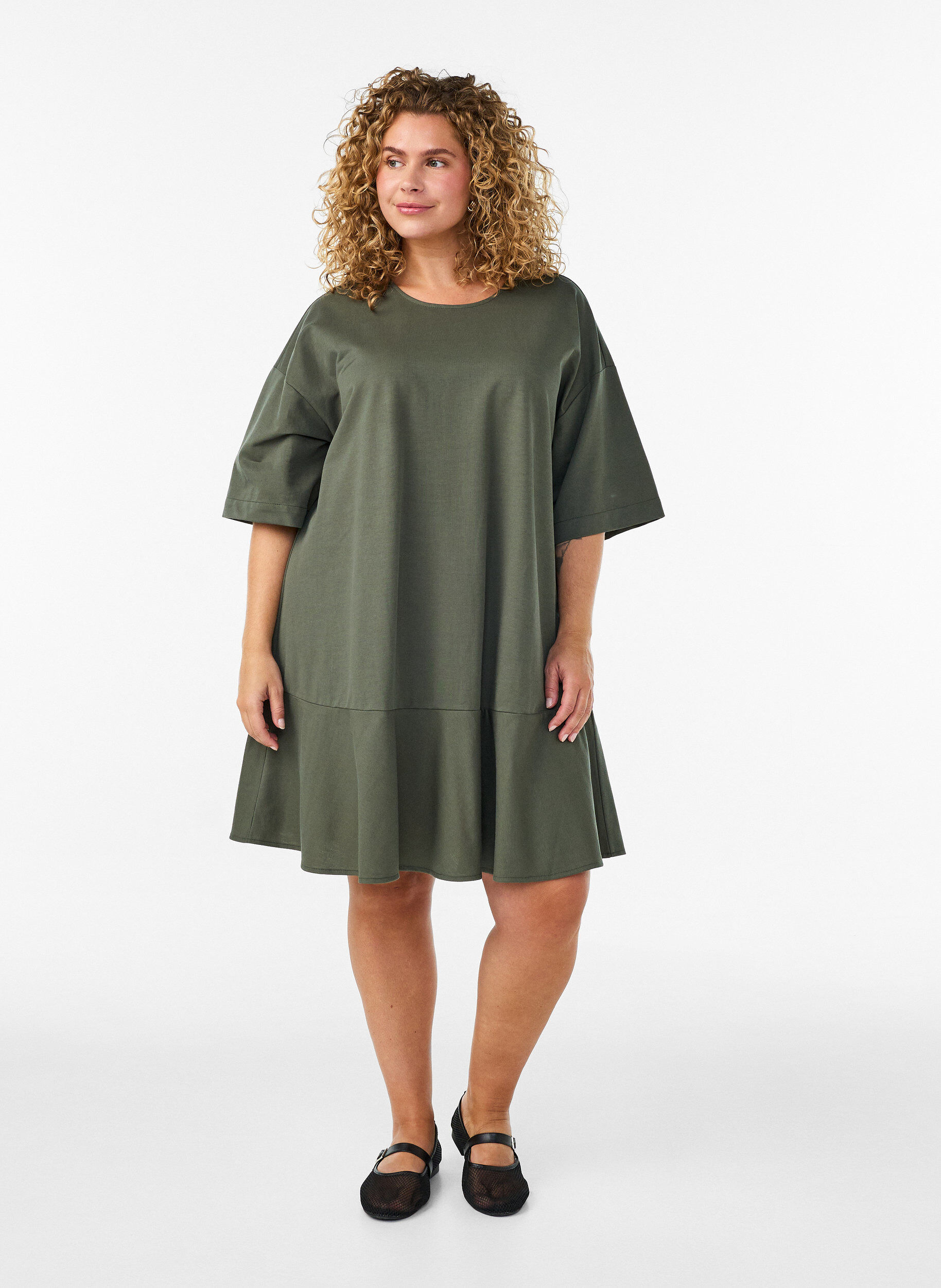 ZizziKurzes Kleid mit lockerer Passform und R&uuml;schensaum, Gr&uuml;n, Model image number 1