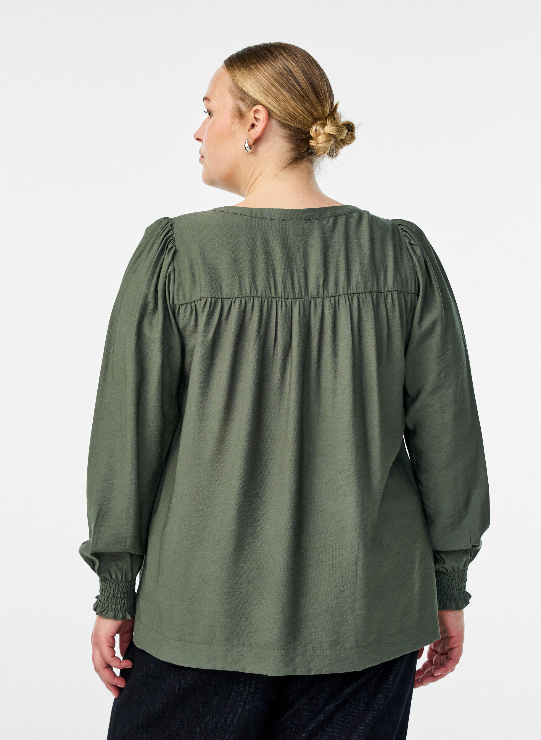 Zizzi Bluse aus Viskose mit Smock und gerafften Details, Gr&uuml;n, Model image number 2