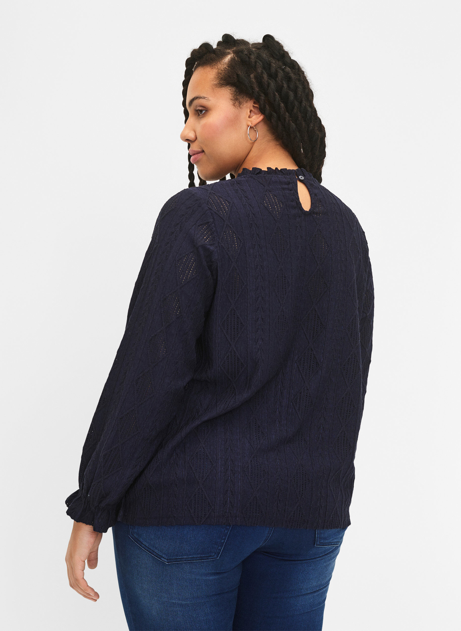 Zizzi Bluse mit R&uuml;schendetails und einem Ton in Ton gehaltenen Muster, Night Sky, Model image number 1