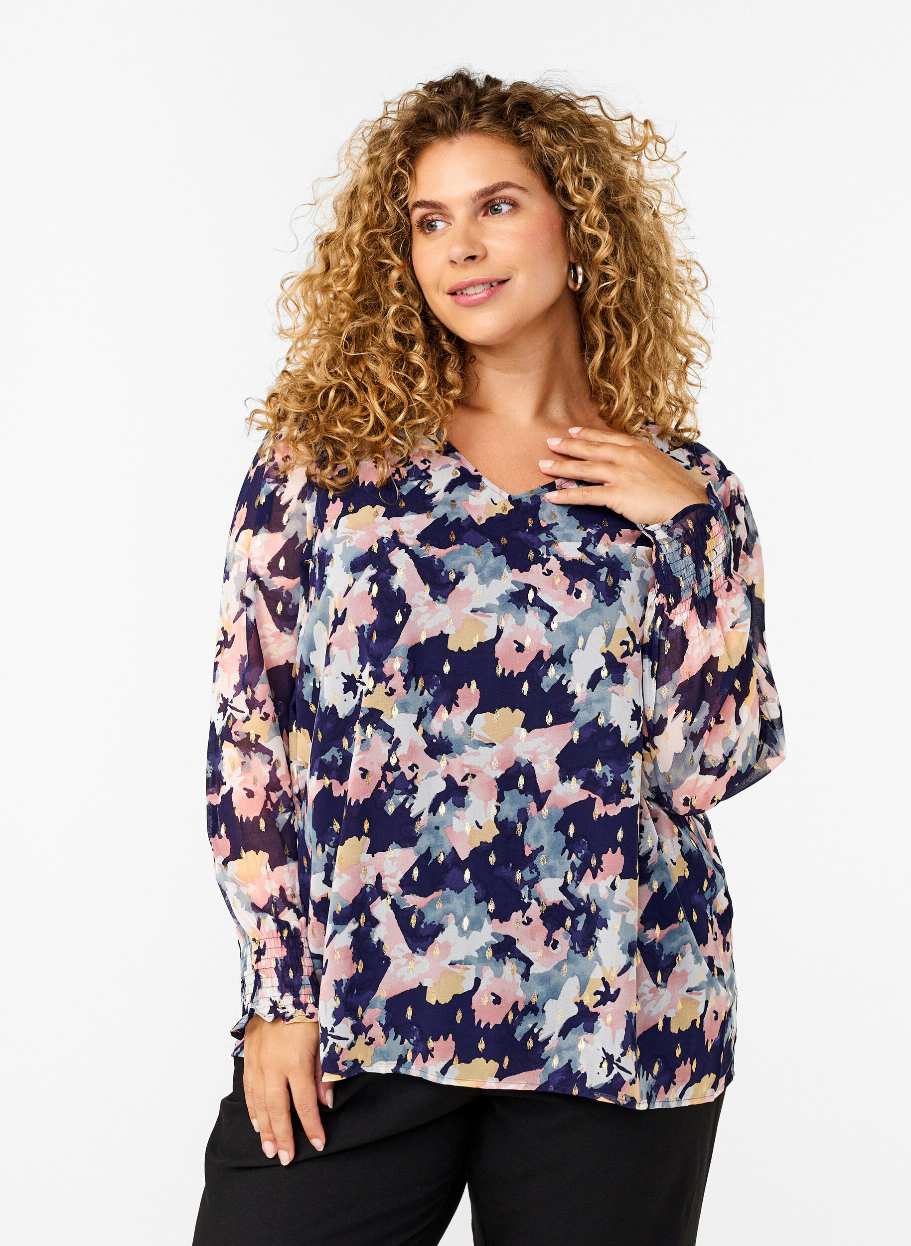 Zizzi  Gebl&uuml;mte Bluse mit langen &Auml;rmeln und V-Ausschnitt, Night Sky AOP Flower, Model image number 0