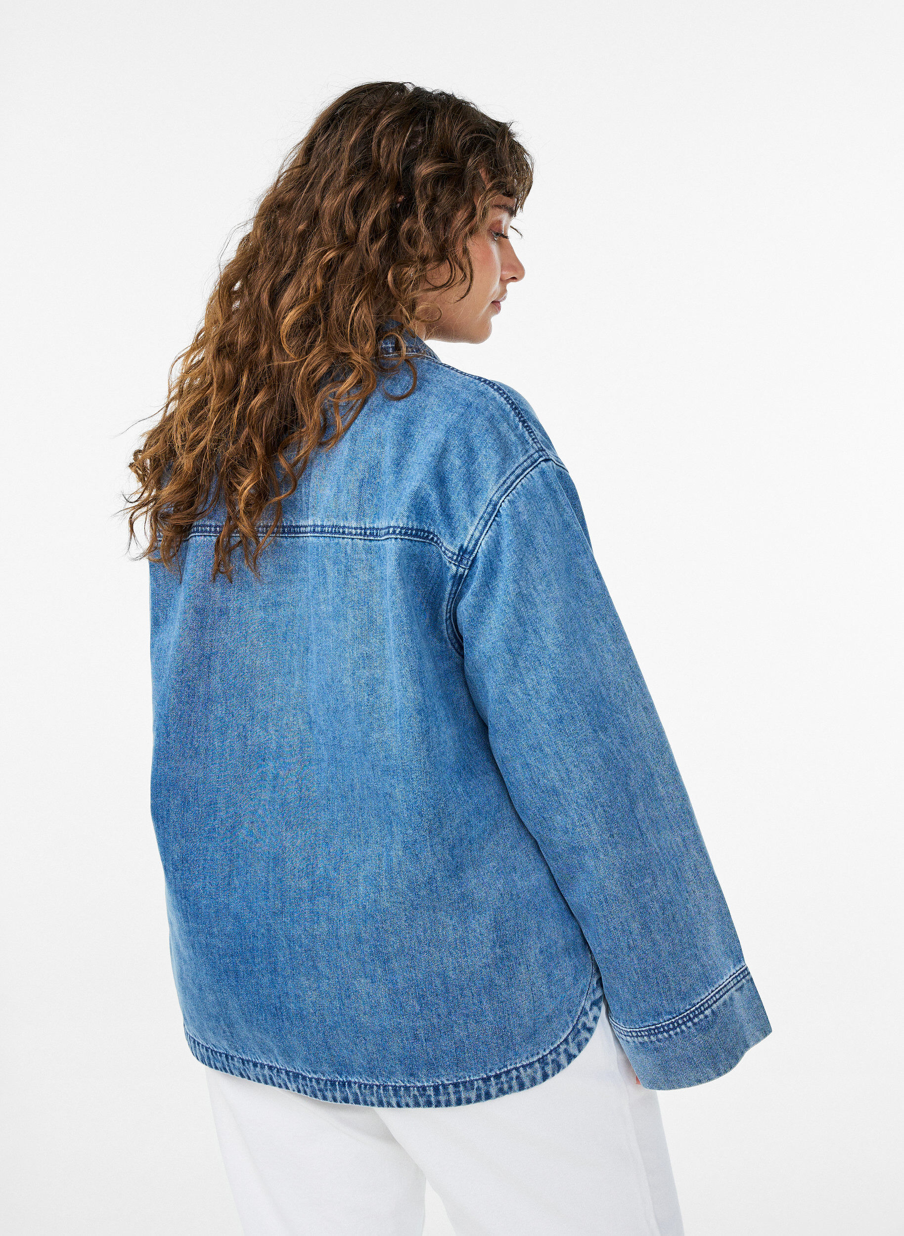 Zizzi Lockere Bluse aus Denim mit Kragen und V-Ausschnitt, Blau, Model image number 2