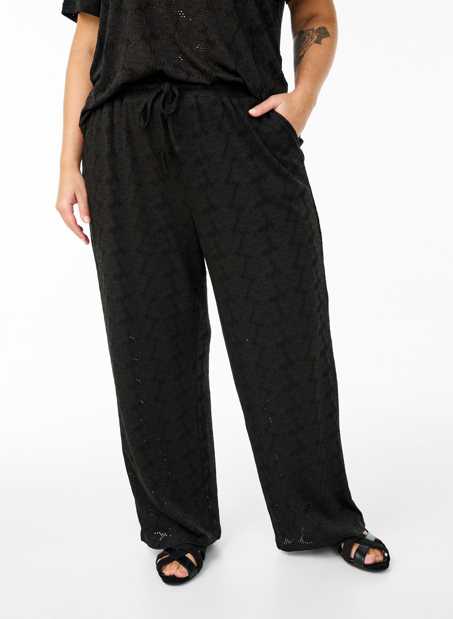 Zizzi FLASH - Hose mit Struktur und hoher Taille, Schwarz, Model image number 2