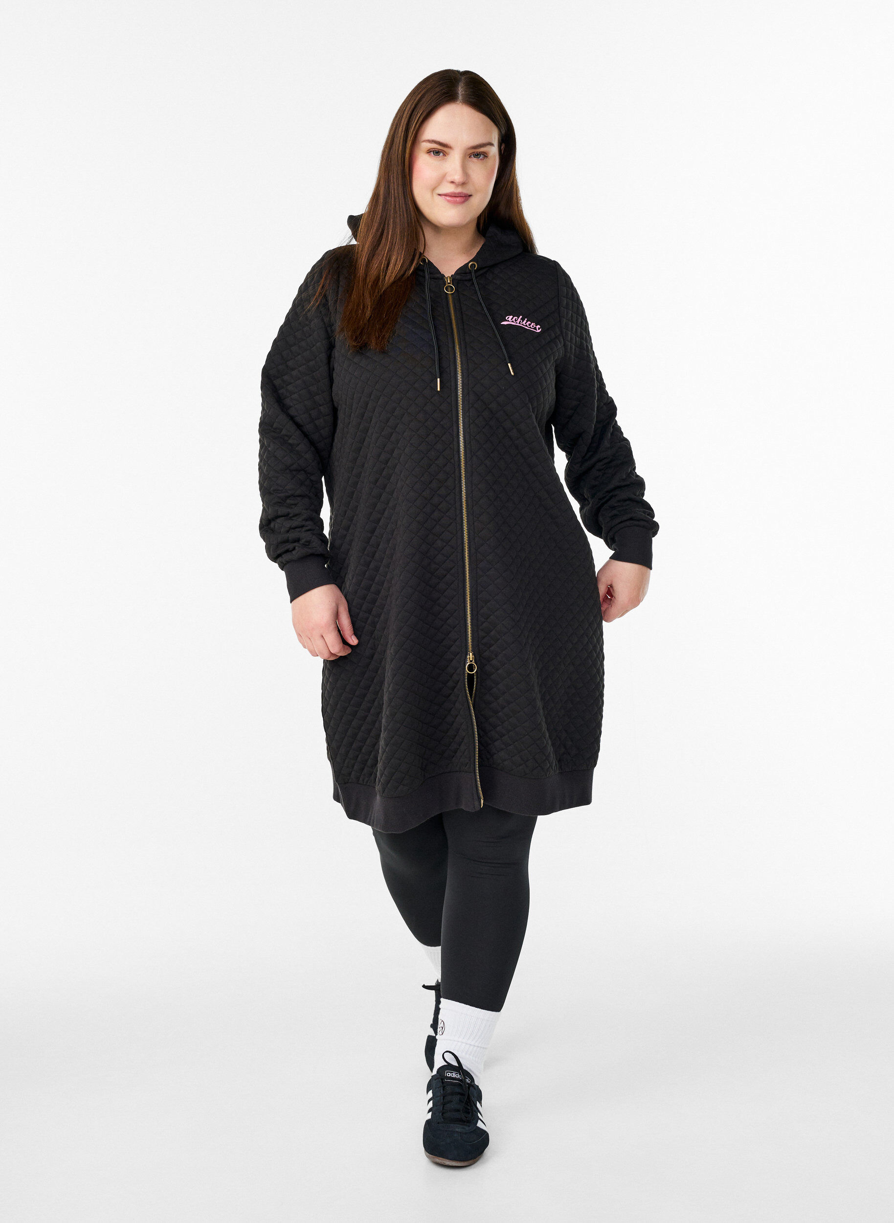 Zizzi Lange gesteppte Sportstrickjacke mit Rei&szlig;verschluss, Schwarz, Model image number 1