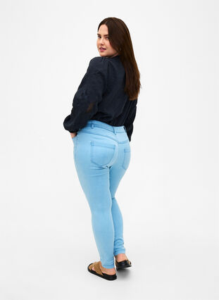 Viona Jeans mit normaler Taille, Ex Lt Blue, Model image number 1