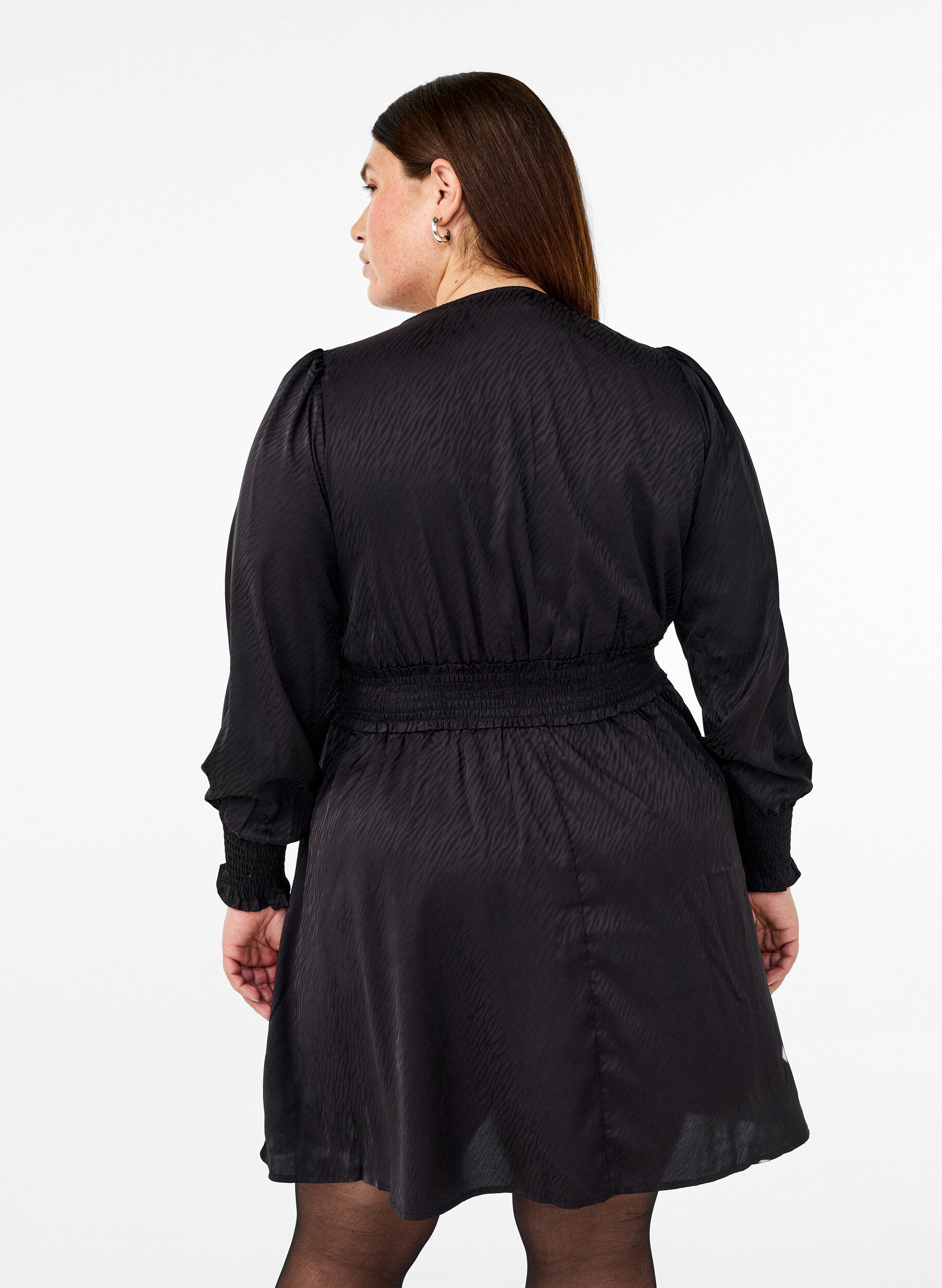 Zizzi Kleid mit Smockdetails, Schwarz, Model image number 2
