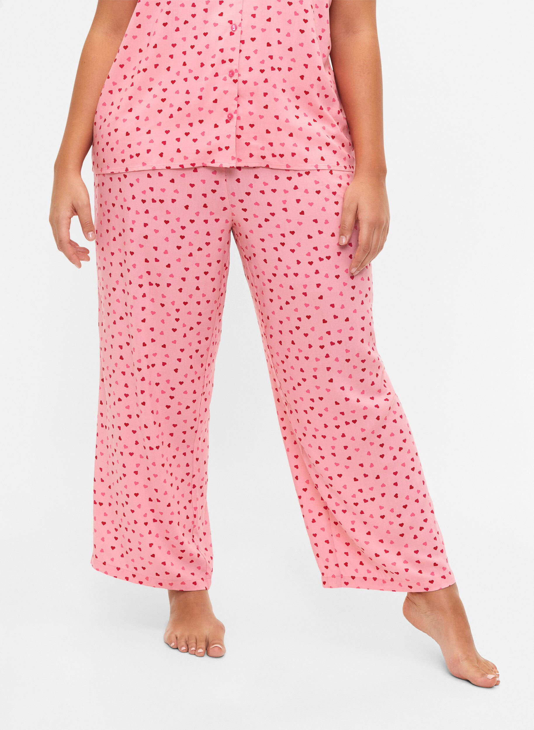 Zizzi Lockere Hose aus Viskose mit Allover-Druck, Pink Icing W. hearts, Model image number 2