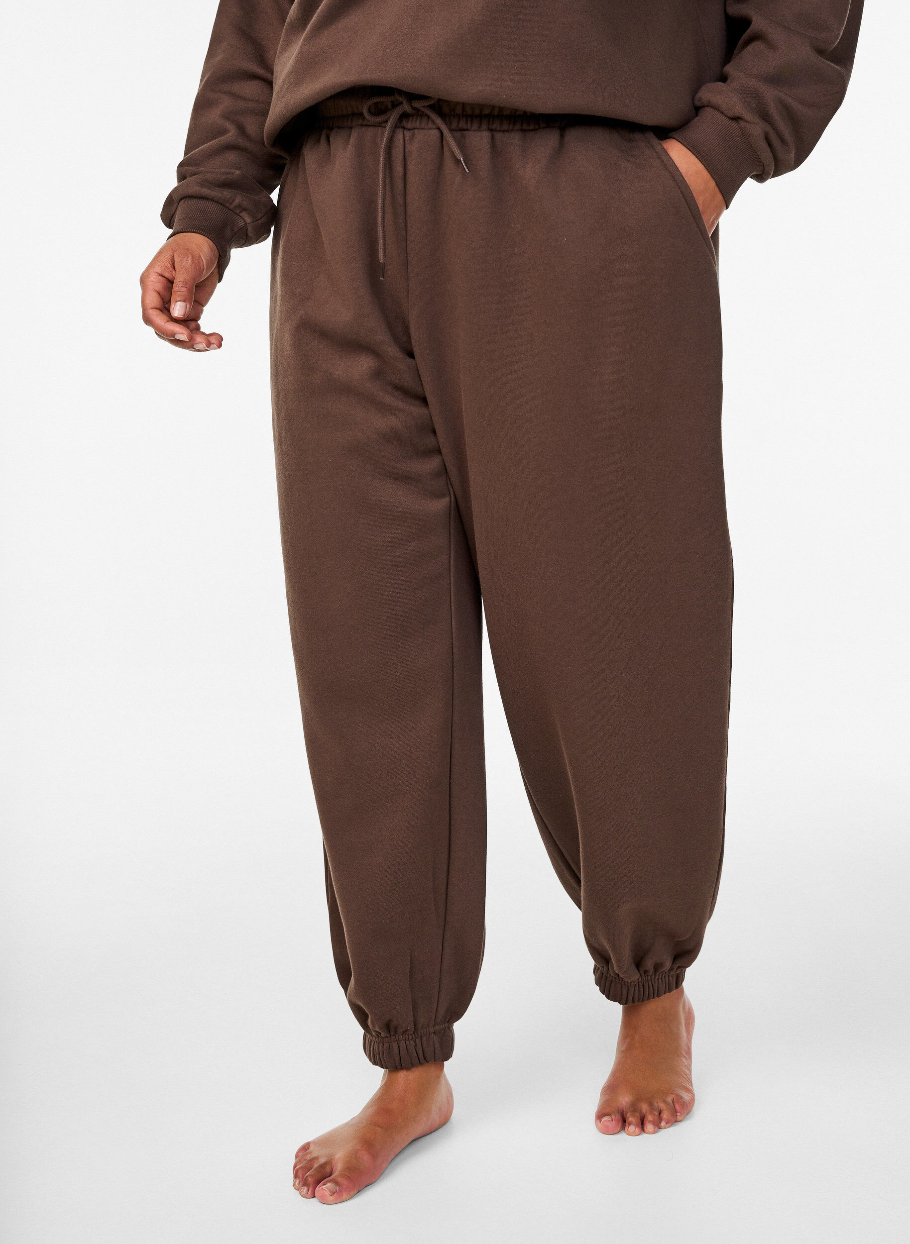 Zizzi Hoch taillierte Sweatpants mit Taschen, Braun, Model image number 2