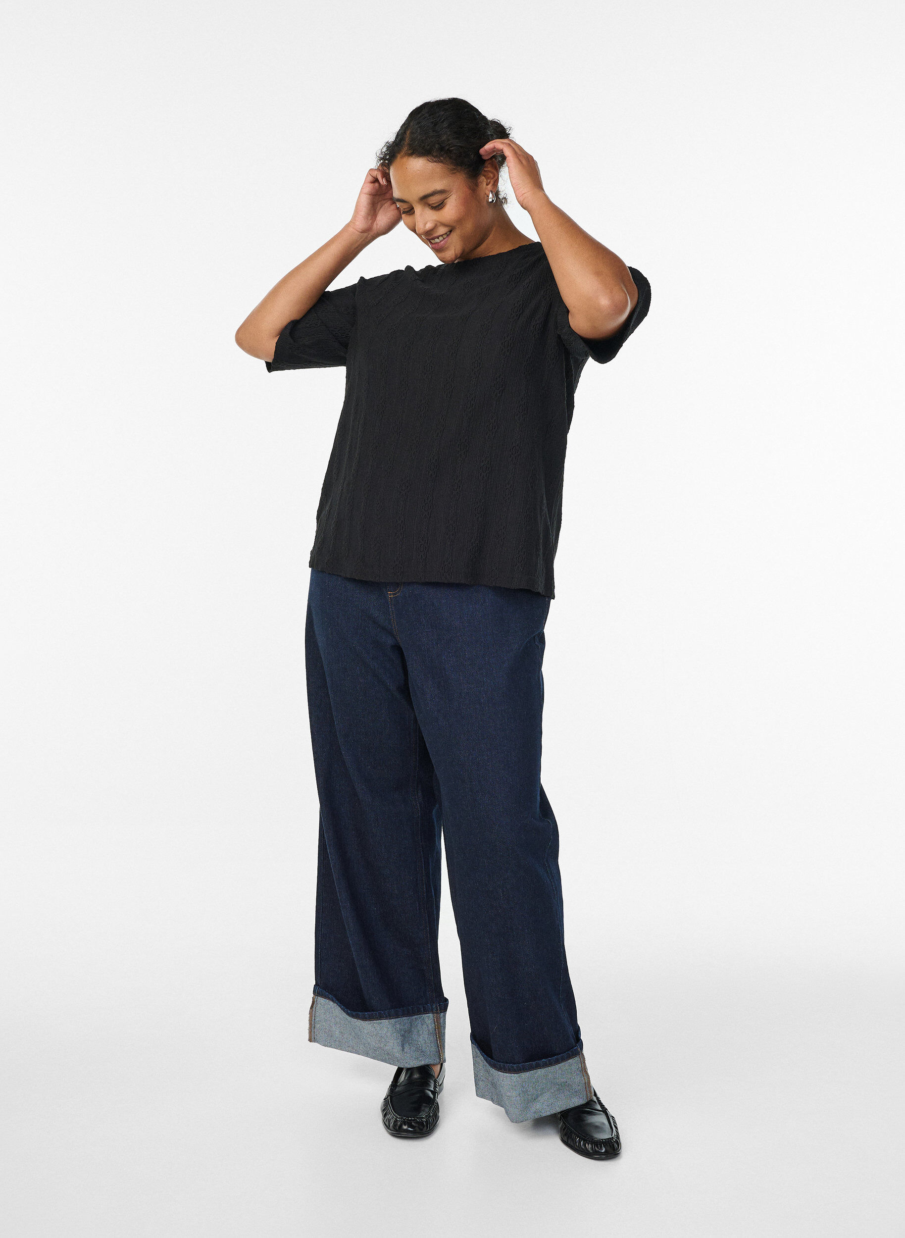 Zizzi Bluse mit Strukturmuster und kurzen &Auml;rmeln, Schwarz, Model image number 1