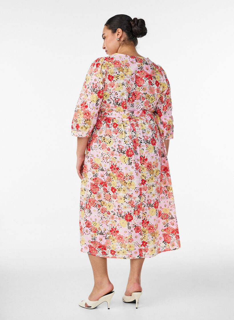Gebl&uuml;mtes Midikleid mit Lochstickerei und Bindeg&uuml;rtel, Rot, Model