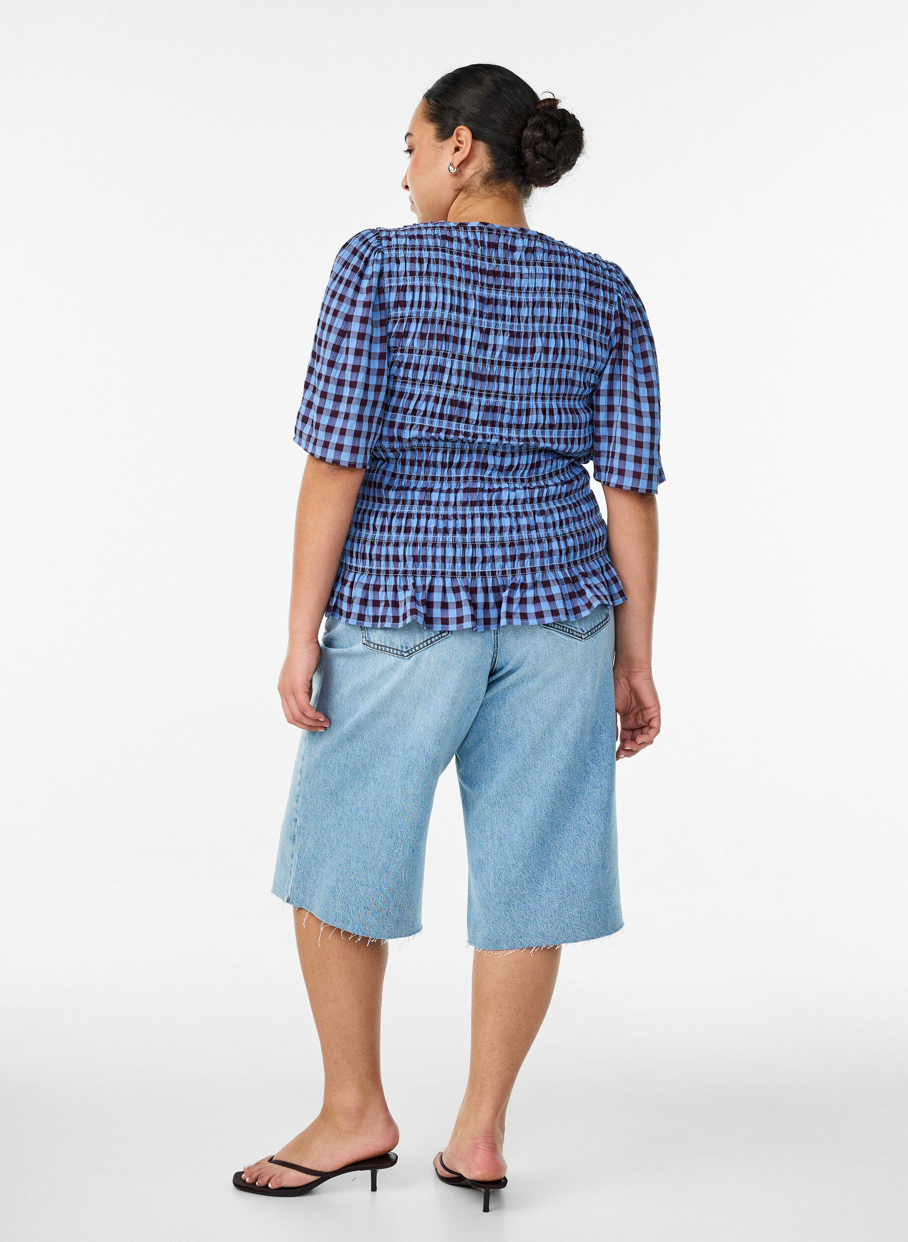 ZizziCropped Jeans mit abgenutzter Optik und offenen Kanten, Blau, Model image number 1