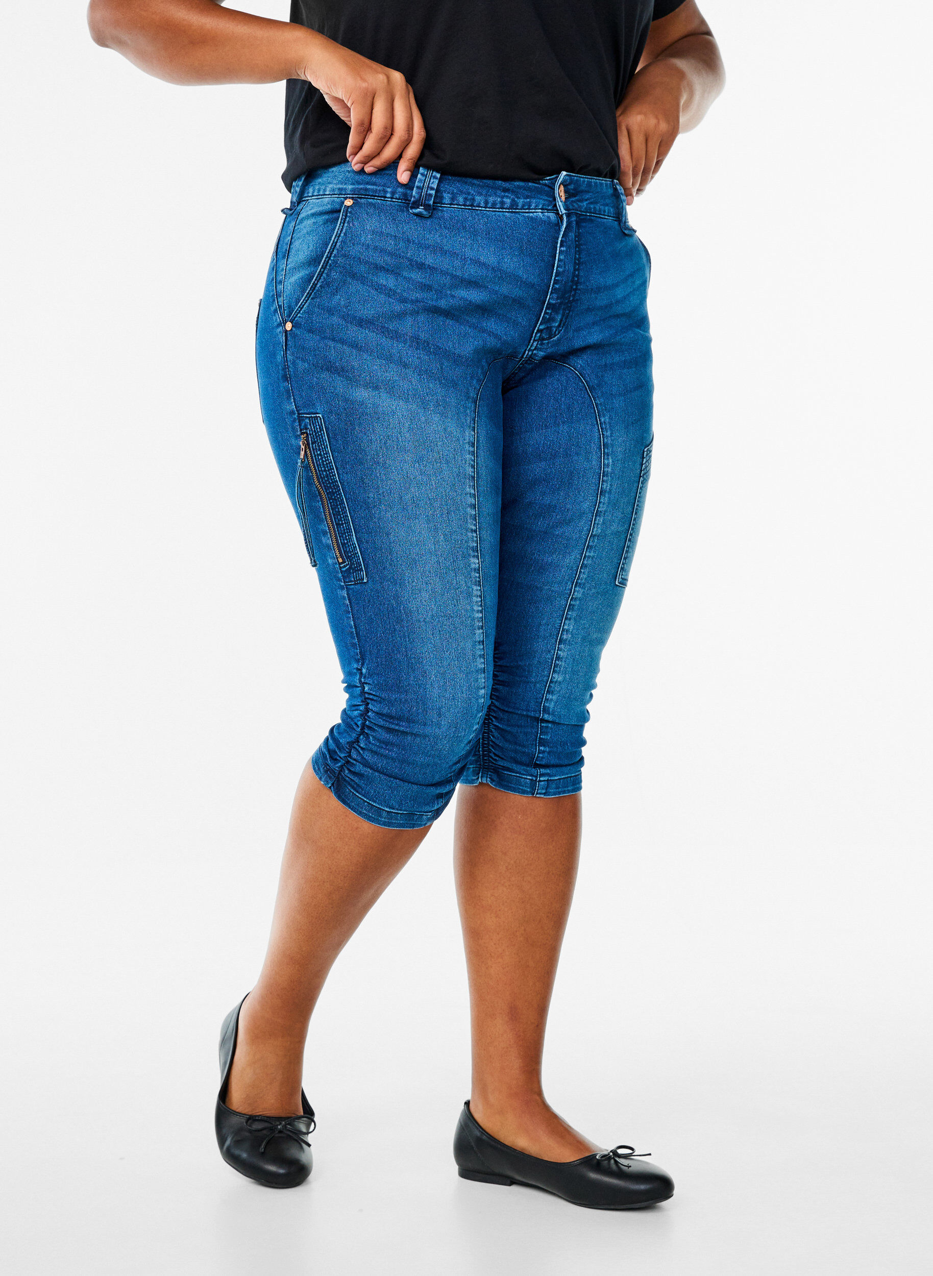 Zizzi Slim Fit Capri-Jeans mit Taschen, Blau, Model image number 2