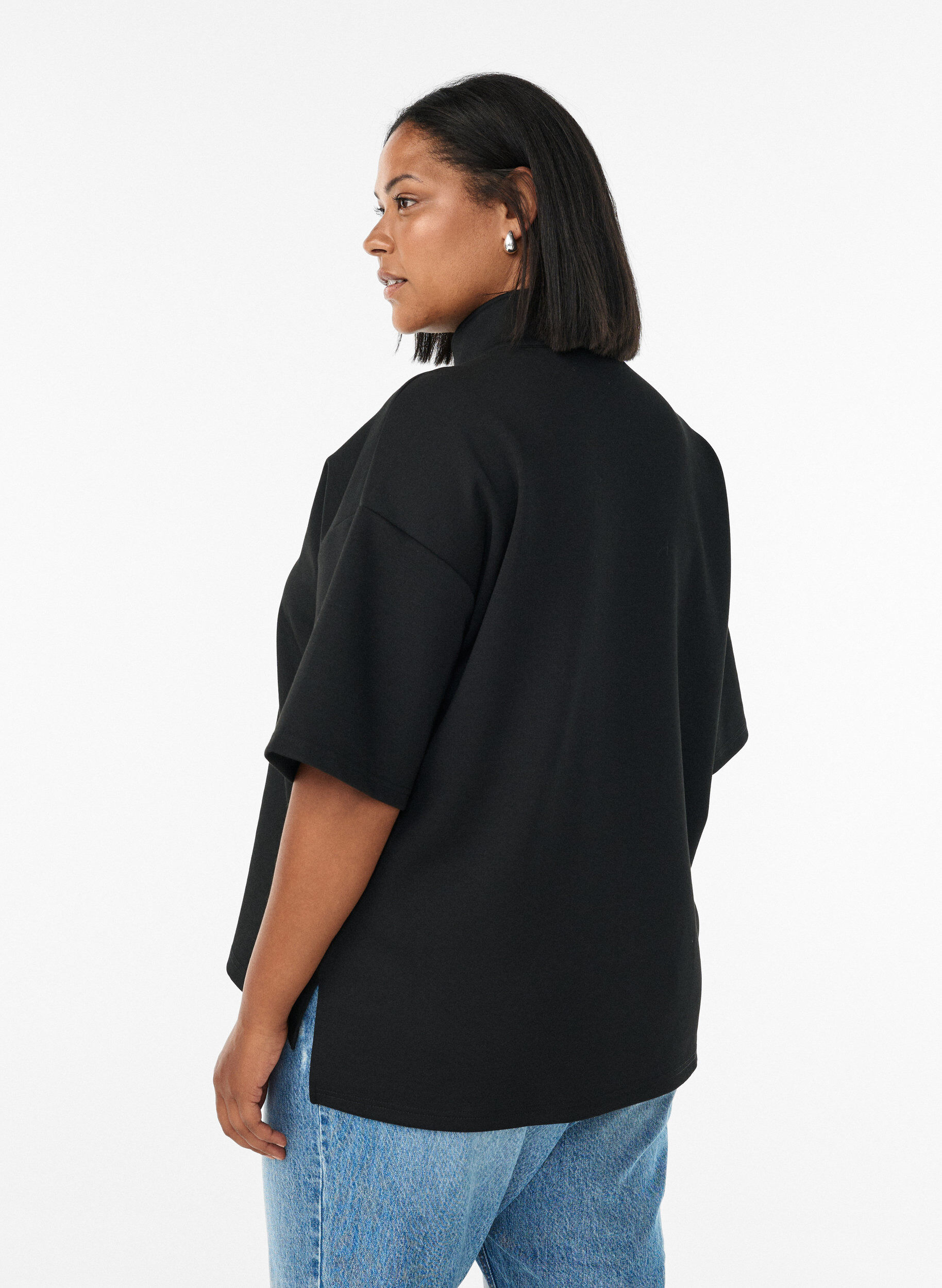 Zizzi Kurz&auml;rmeliges Sweatshirt mit hohem Kragen, Schwarz, Model image number 2