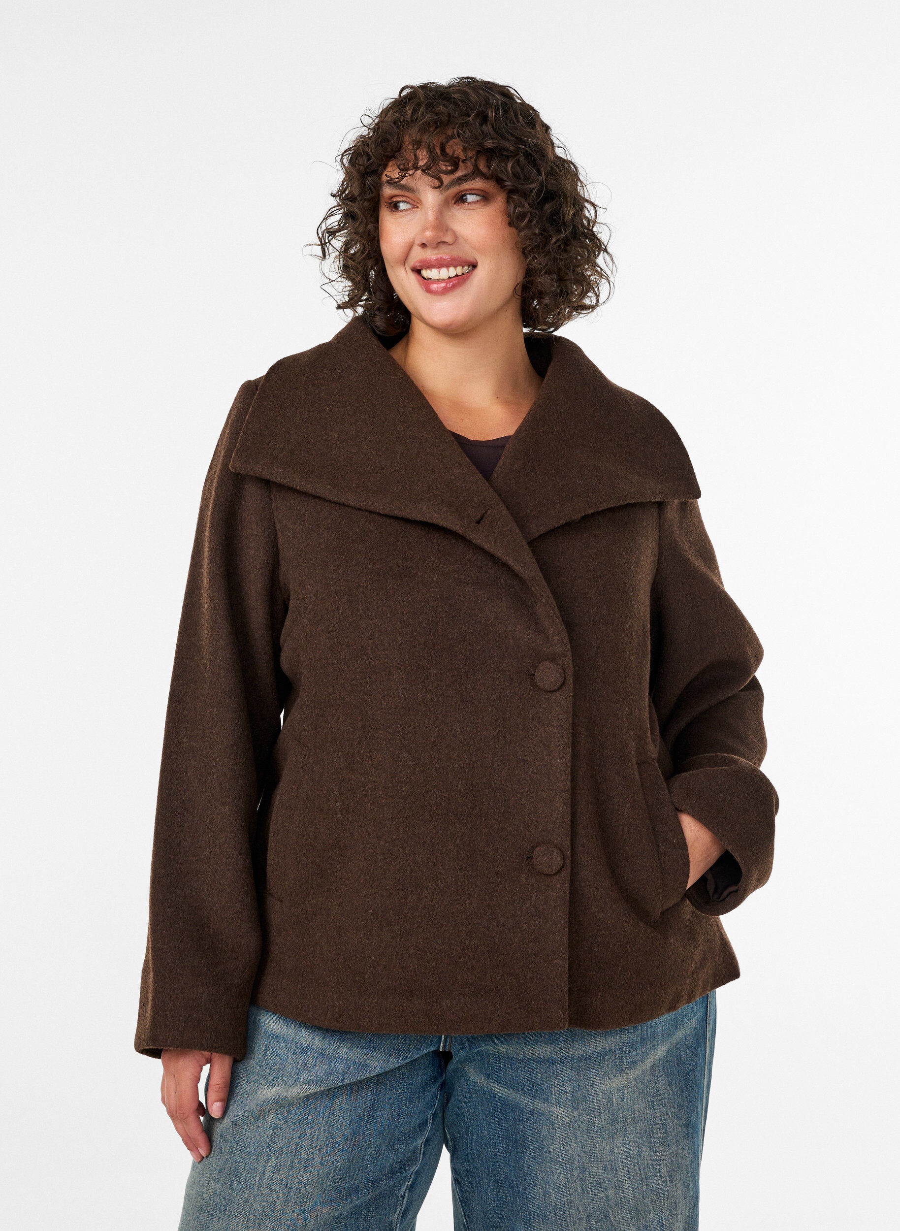 Kurze Jacke mit asymmetrischer Knopfleiste, Braun, Model