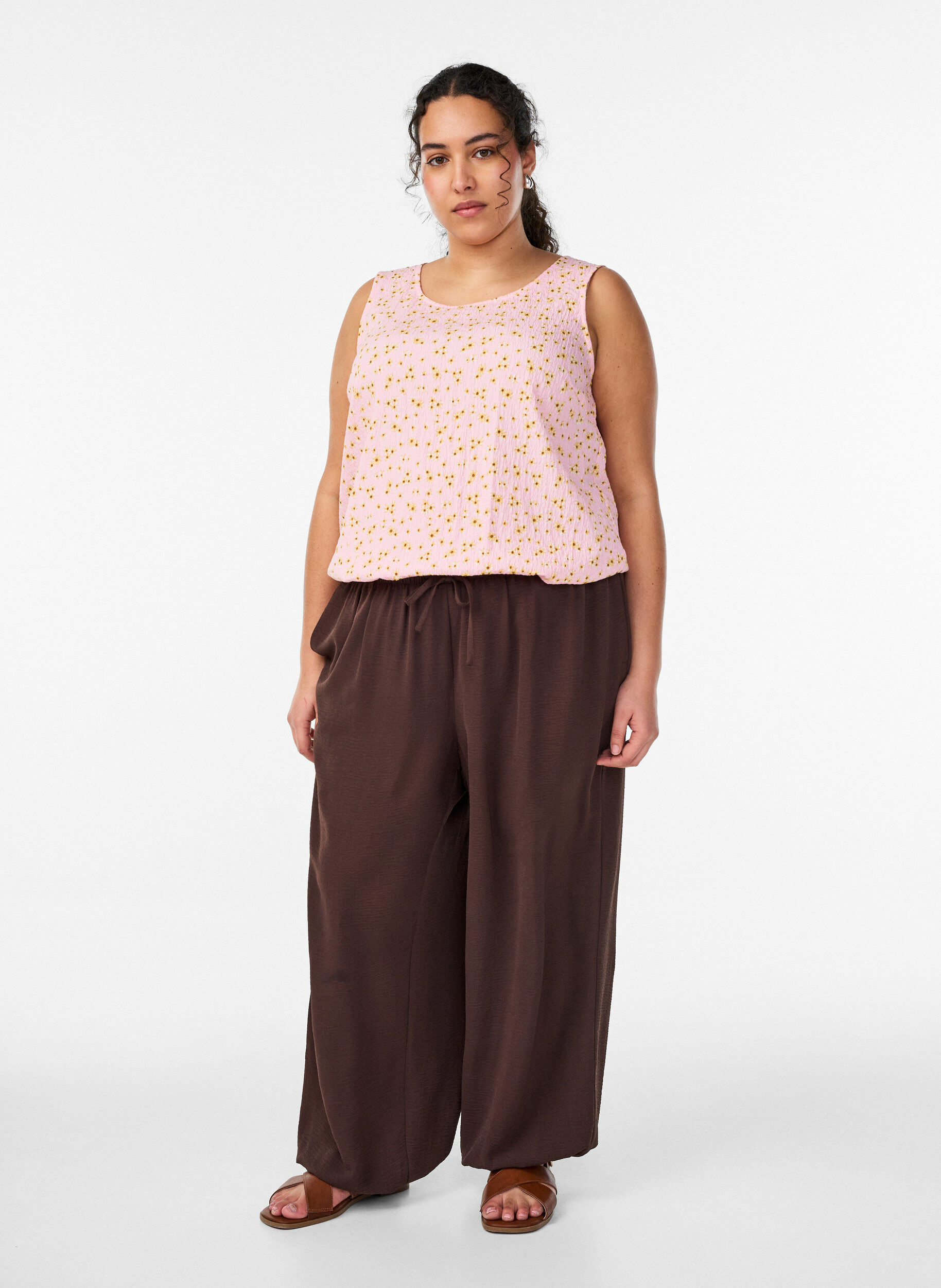 Hoch taillierte Ballonhose, Braun, Model