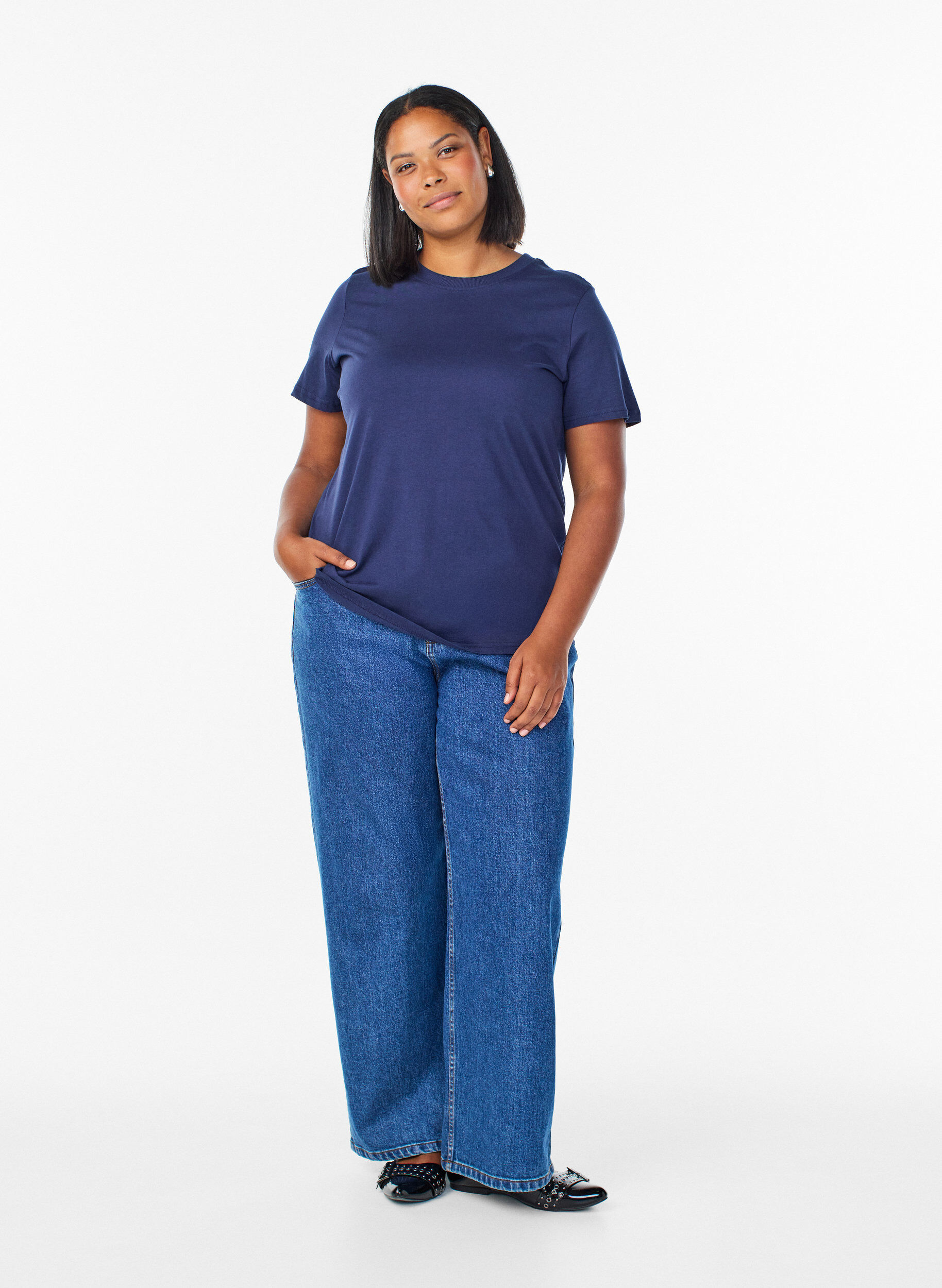 Zizzi Basic T-Shirt aus Baumwolle mit Rundhalsausschnitt, Blau, Model image number 1